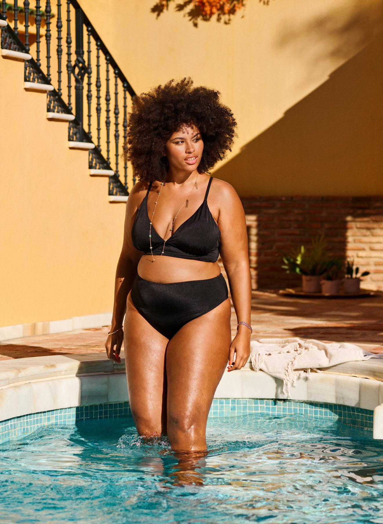 Bikinioberteil mit herausnehmbaren Polstern und Bindeband am R&uuml;cken