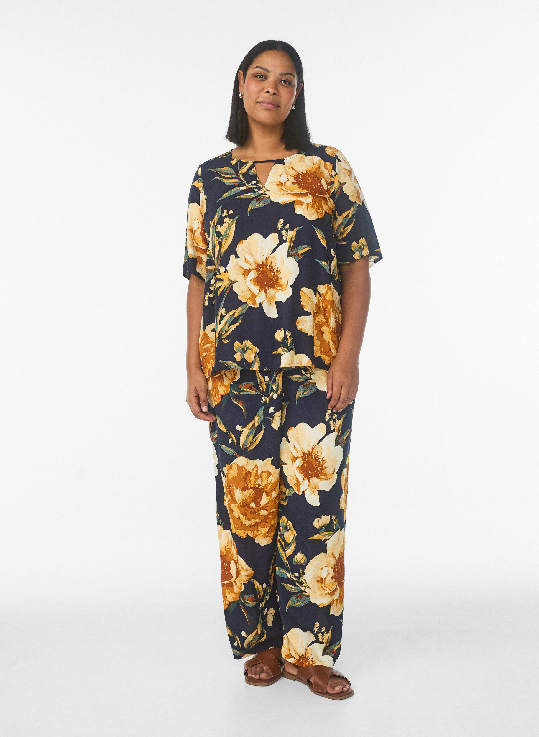 Zizzi Kurz&auml;rmelige Bluse aus Viskose mit Print, Blau, Model image number 1