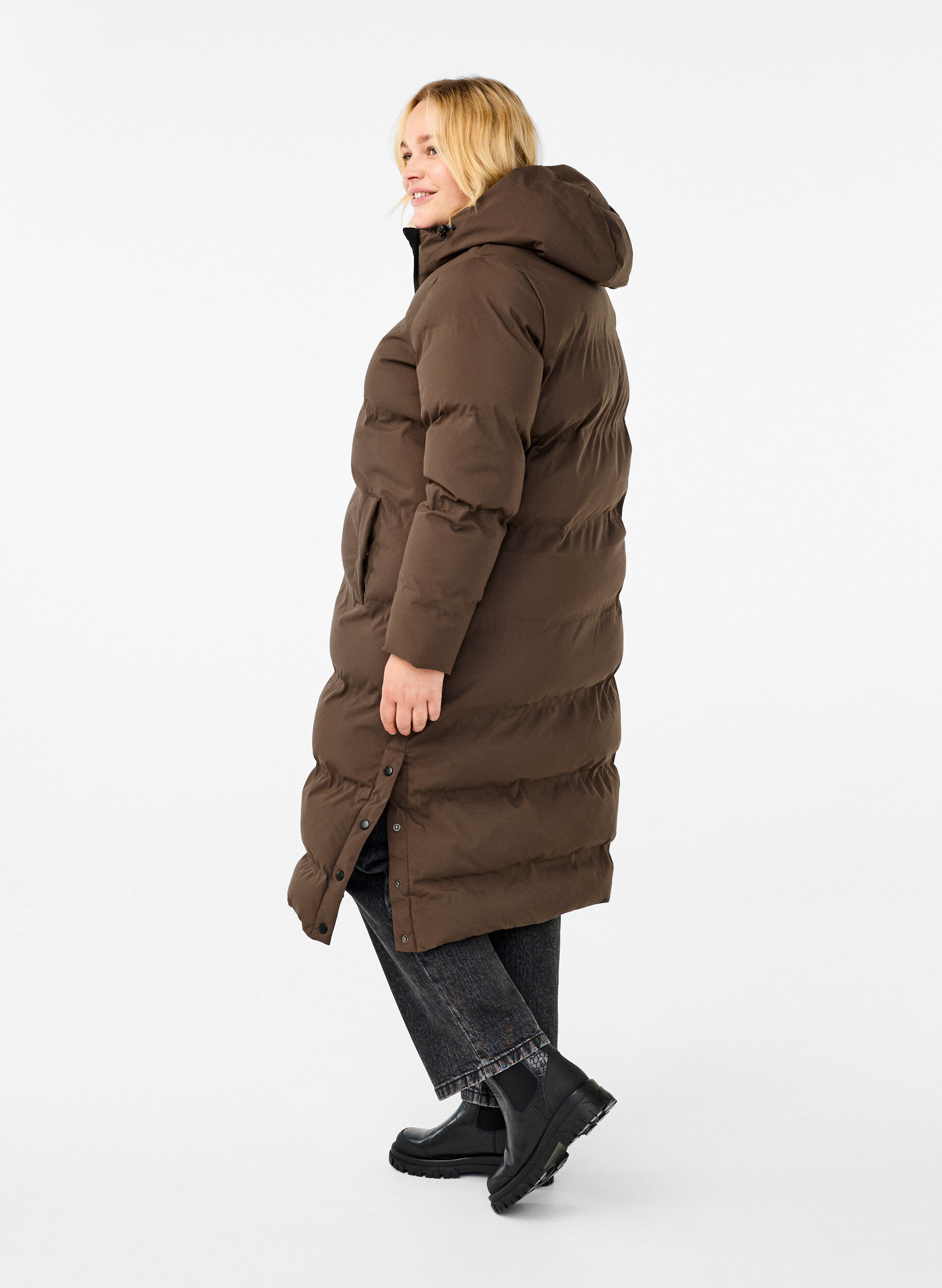 Zizzi Manteau d'hiver long et matelass&eacute; avec capuche, Marron, Model image number 2