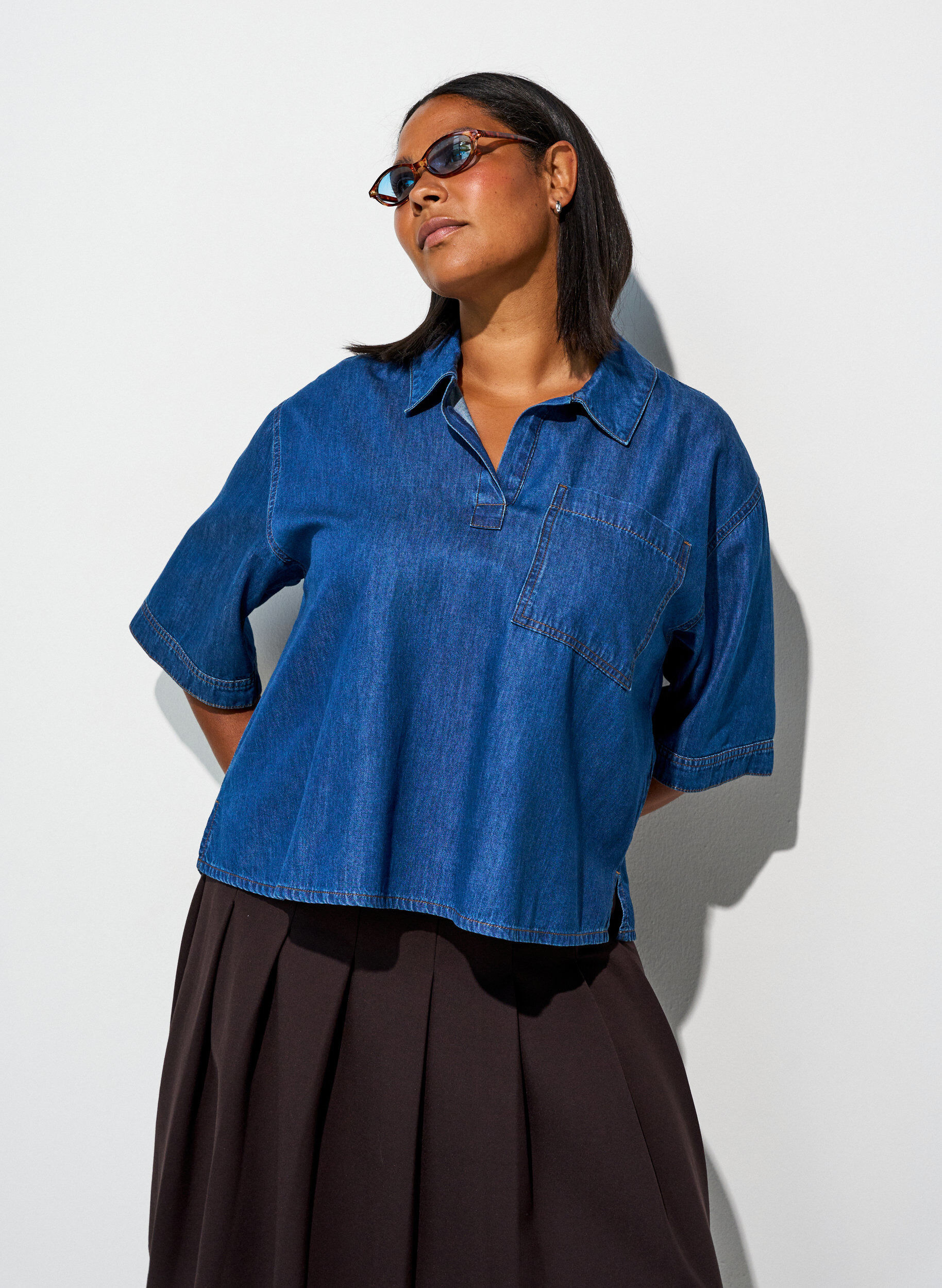 ZizziJeansbluse mit Brusttasche und ellenbogenlangen &Auml;rmeln, Blau, Model image number 3