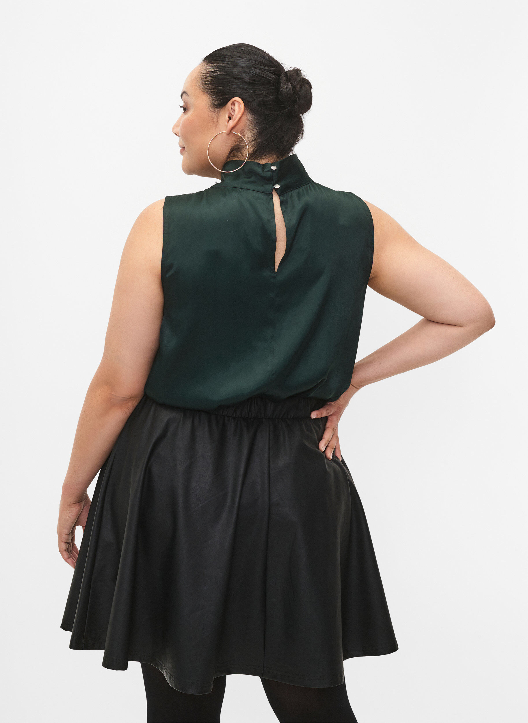 Zizzi Top sans manches d&eacute;taill&eacute; en viscose, Scarab, Model image number 1