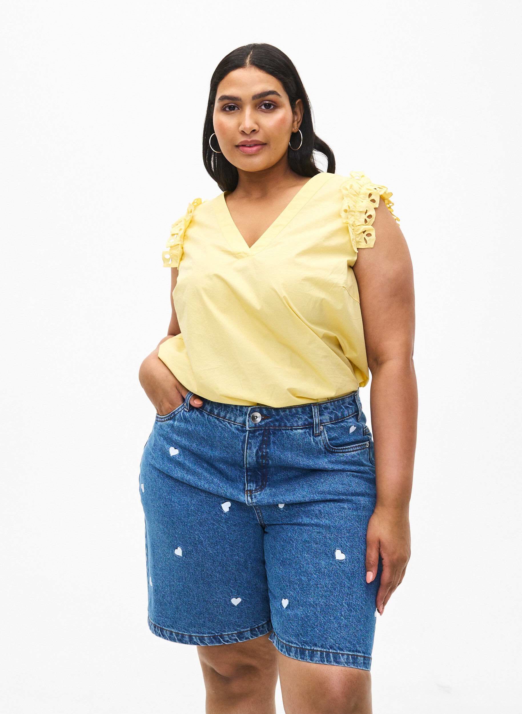 Zizzi Shorts en jean taille haute orn&eacute;s de c&oelig;urs brod&eacute;s, Bleu Clair, Model image number 0