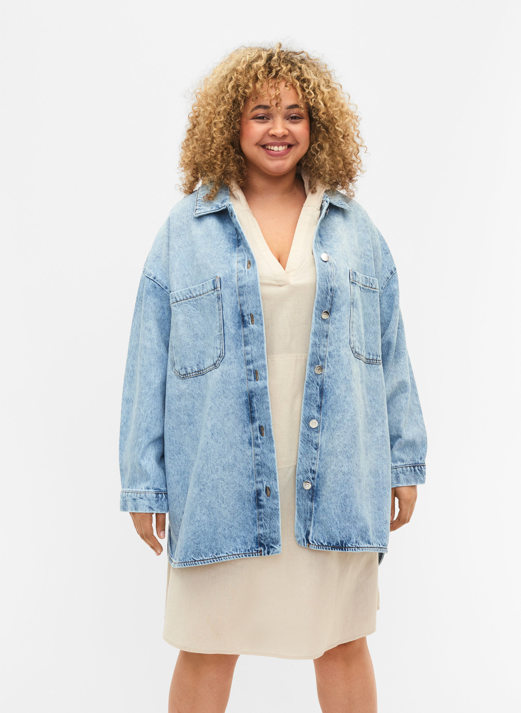 Zizzi Veste en jean ample avec boutons, Light blue denim, Model image number 0