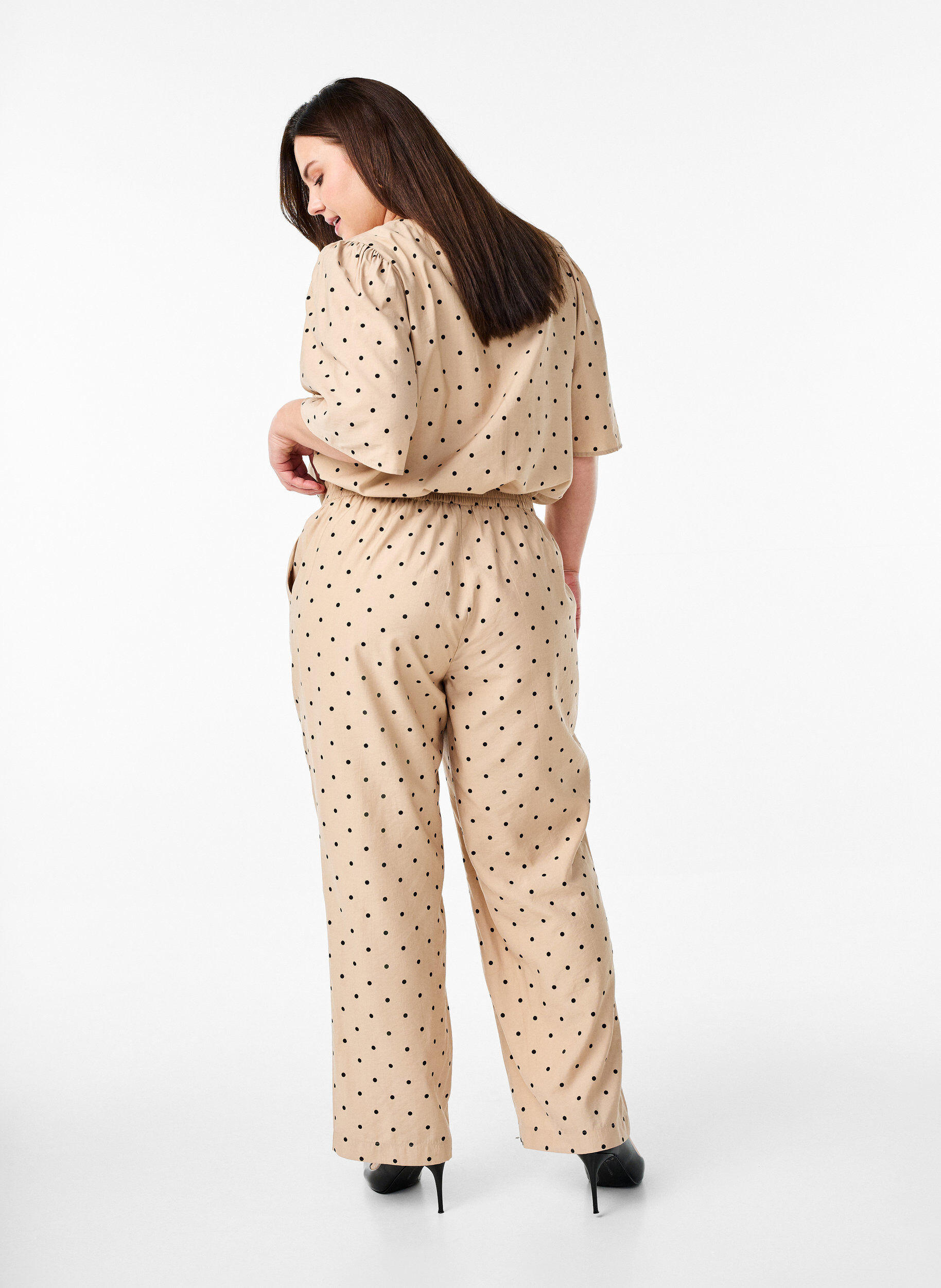 Zizzi Hose mit Polka Dots und geradem Bein, Beige, Model image number 1
