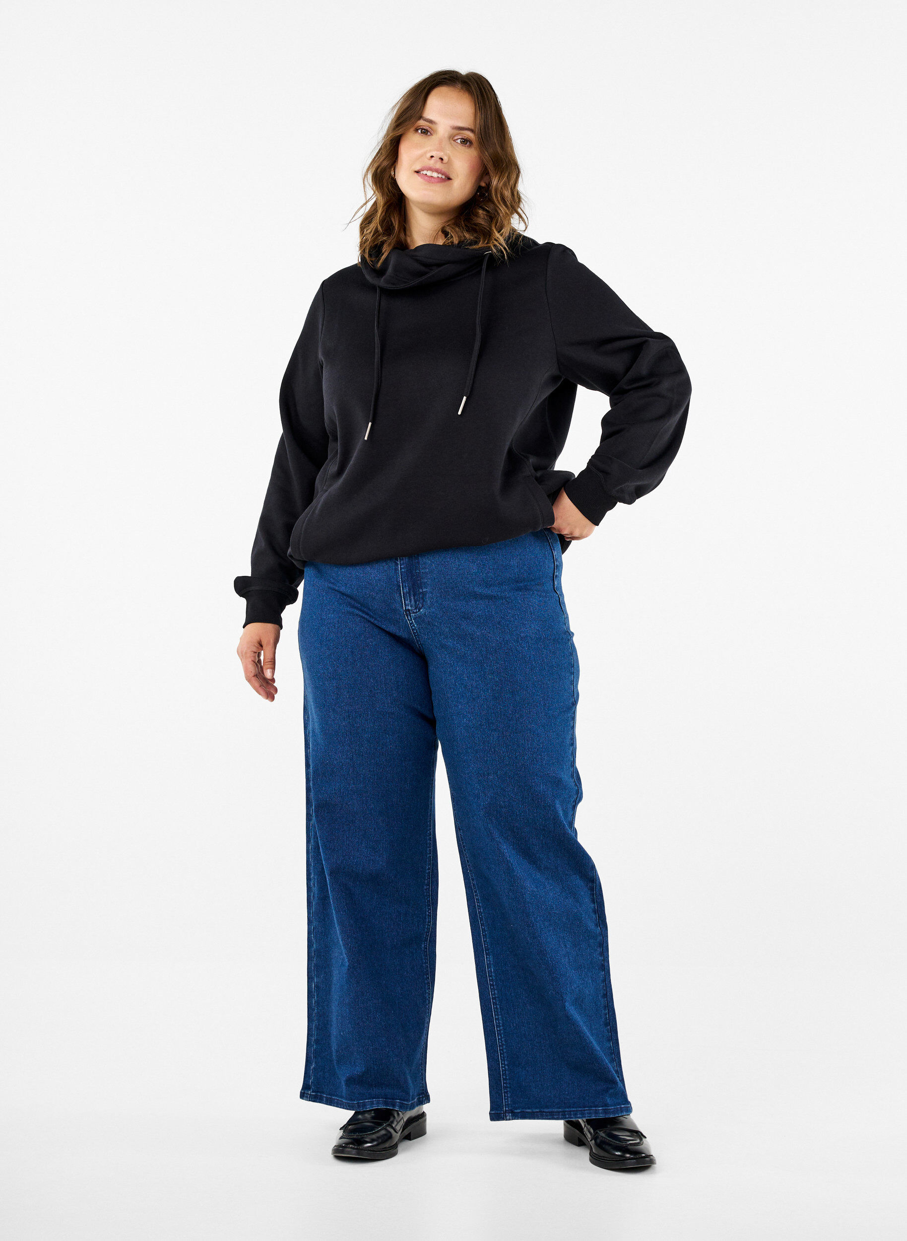 Jeans mit weiter Passform, Blau, Model