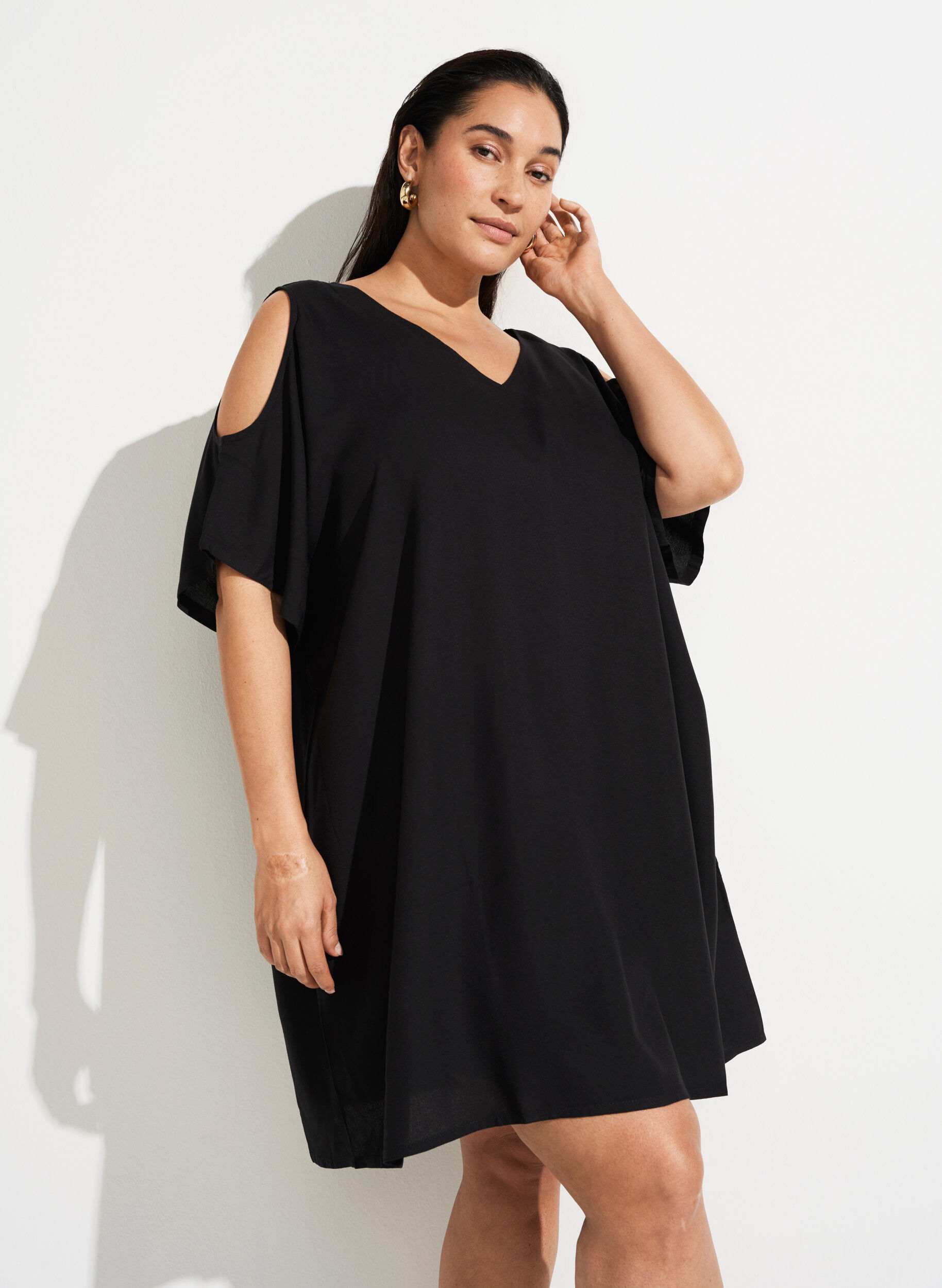 Zizzi Robe de plage en viscose avec d&eacute;tail aux &eacute;paules, Noir, Image image number 0