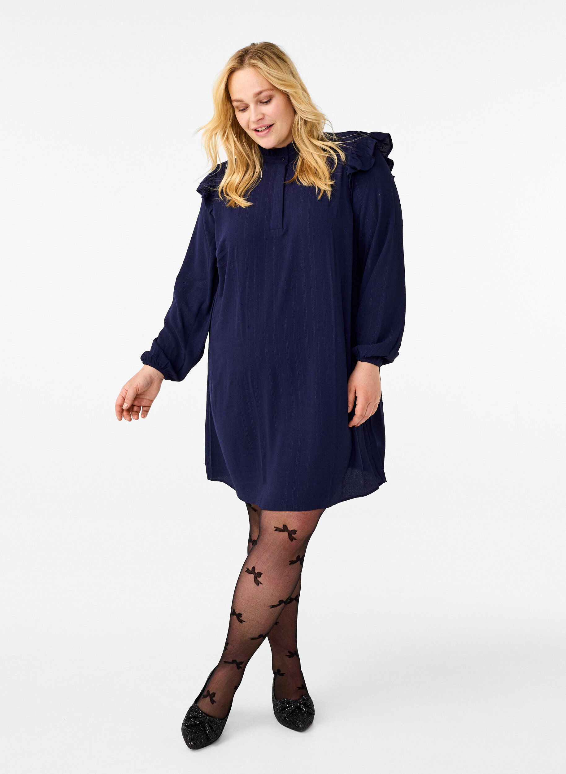 Zizzi Kurzes Kleid mit R&uuml;schen und Glitzer, Blau, Model image number 1