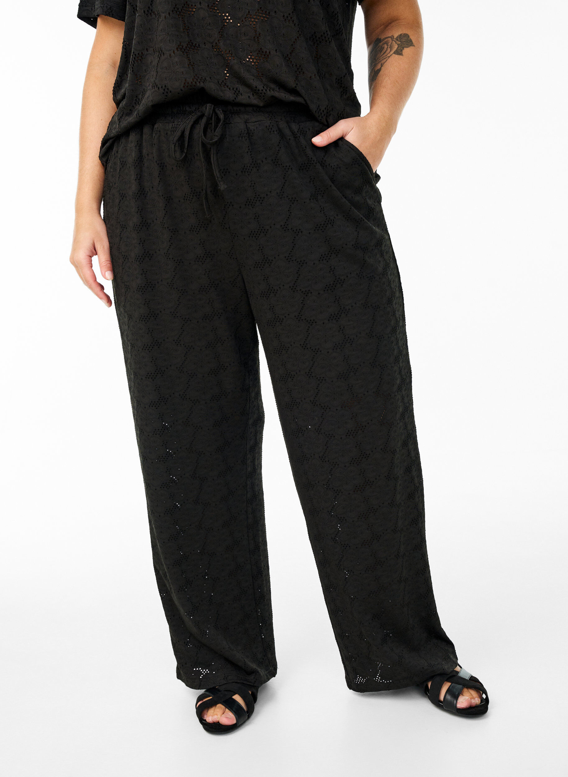 Zizzi FLASH - Pantalon textur&eacute; taille haute, Noir, Model image number 2