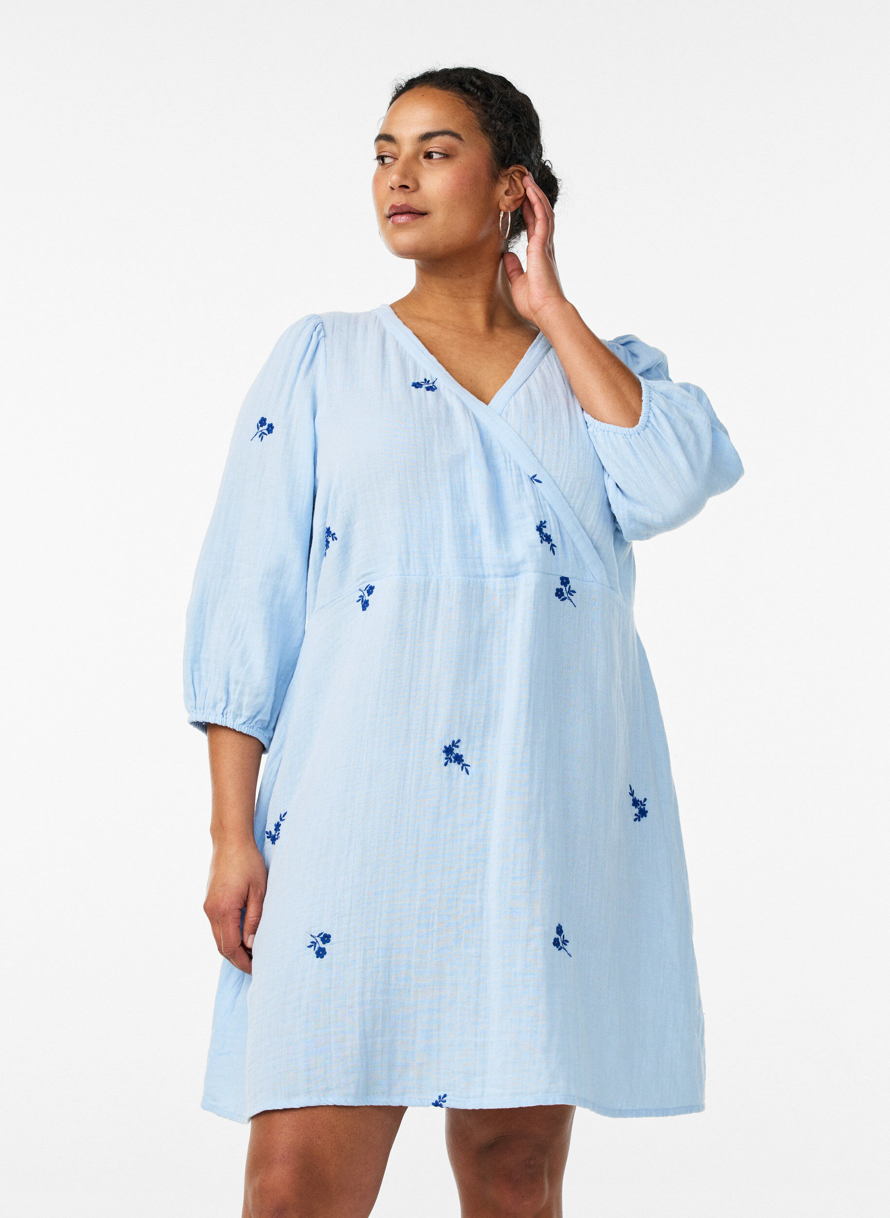 Zizzi Robe courte en mousseline de coton avec d&eacute;tails brod&eacute;s, Bleu Clair, Model image number 0