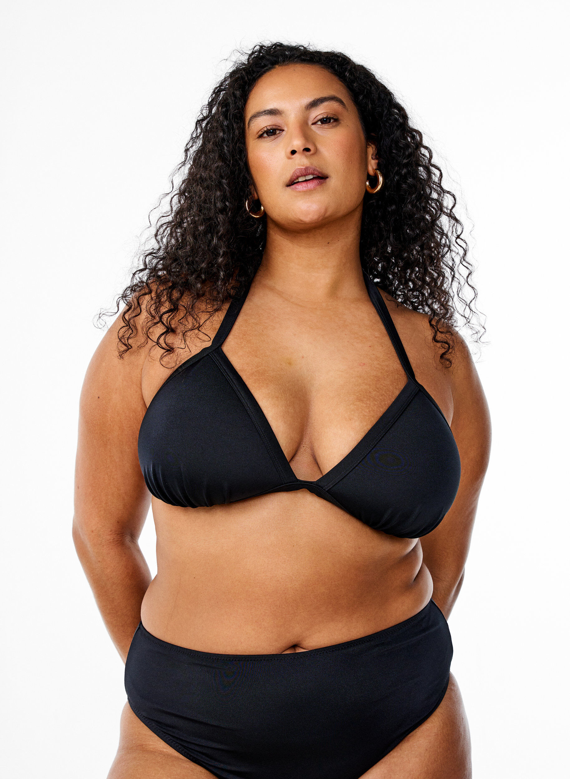 Einfarbiges Triangel-Bikinioberteil, Schwarz, Model