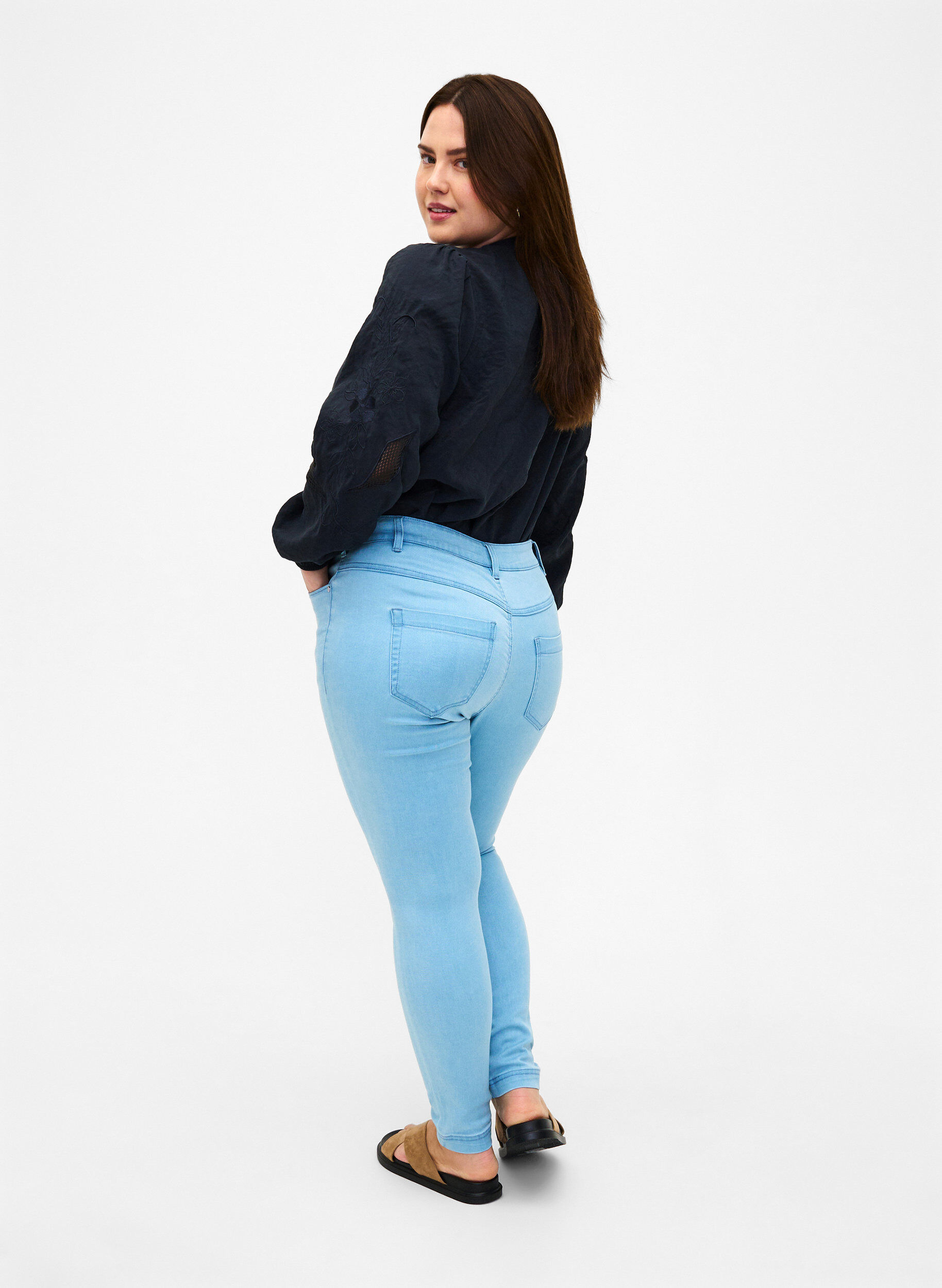Zizzi Viona Jeans mit normaler Taille, Blau, Model image number 1