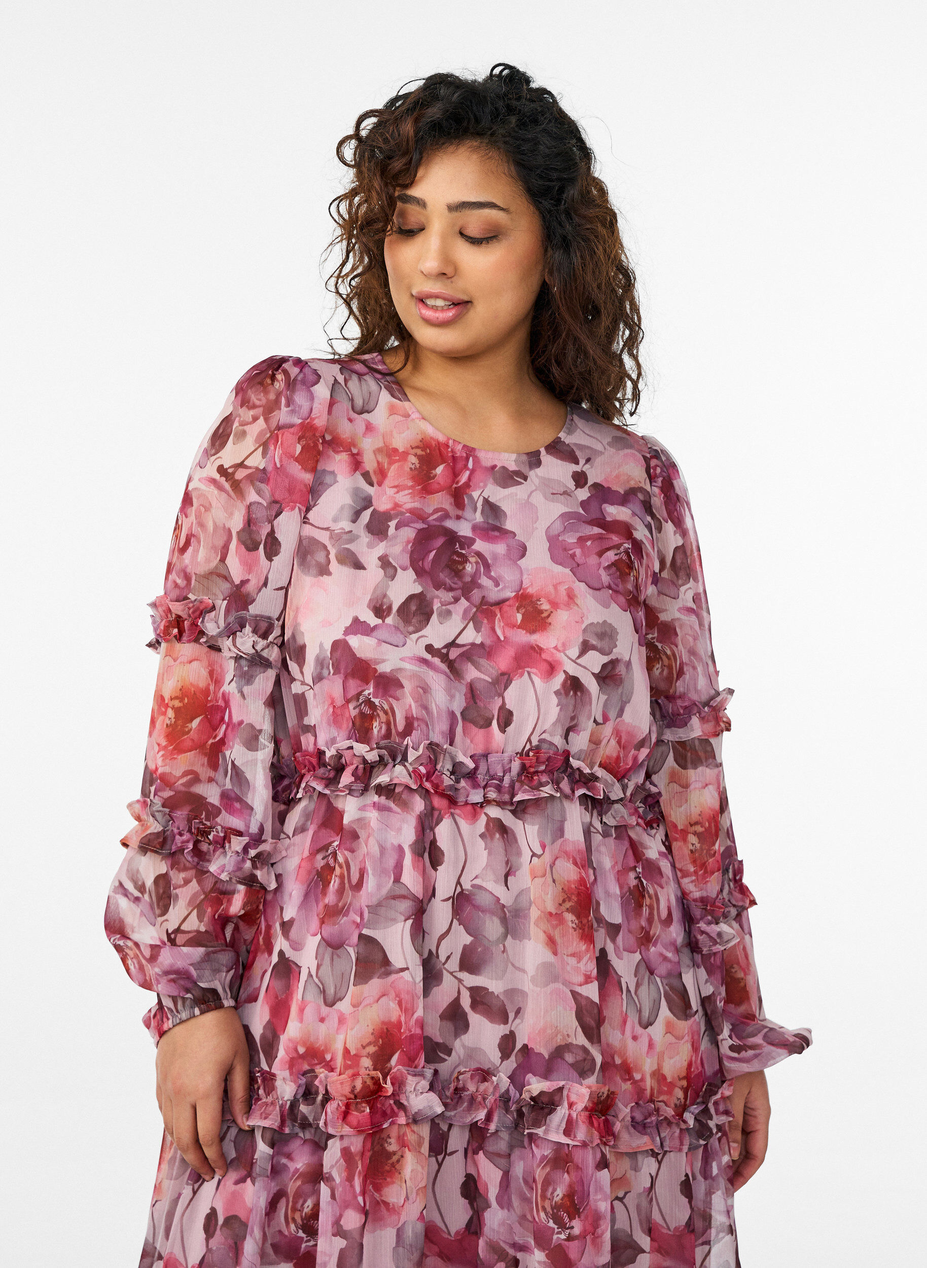 Zizzi Robe midi &agrave; fleurs avec volants et manches transparentes, Rose, Model image number 2