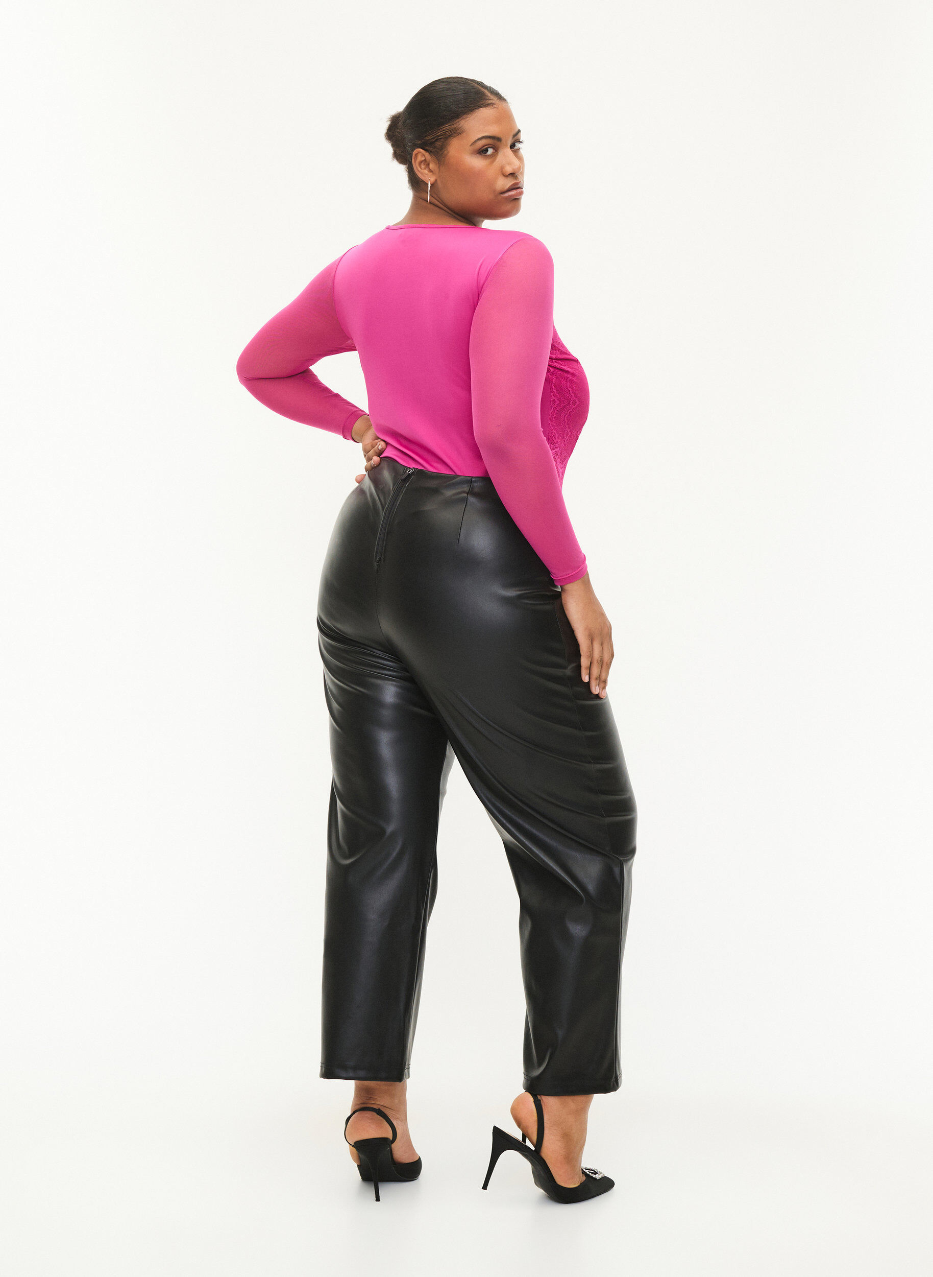 Zizzi Pantalon en simili cuir avec jambe large, Black, Model image number 1