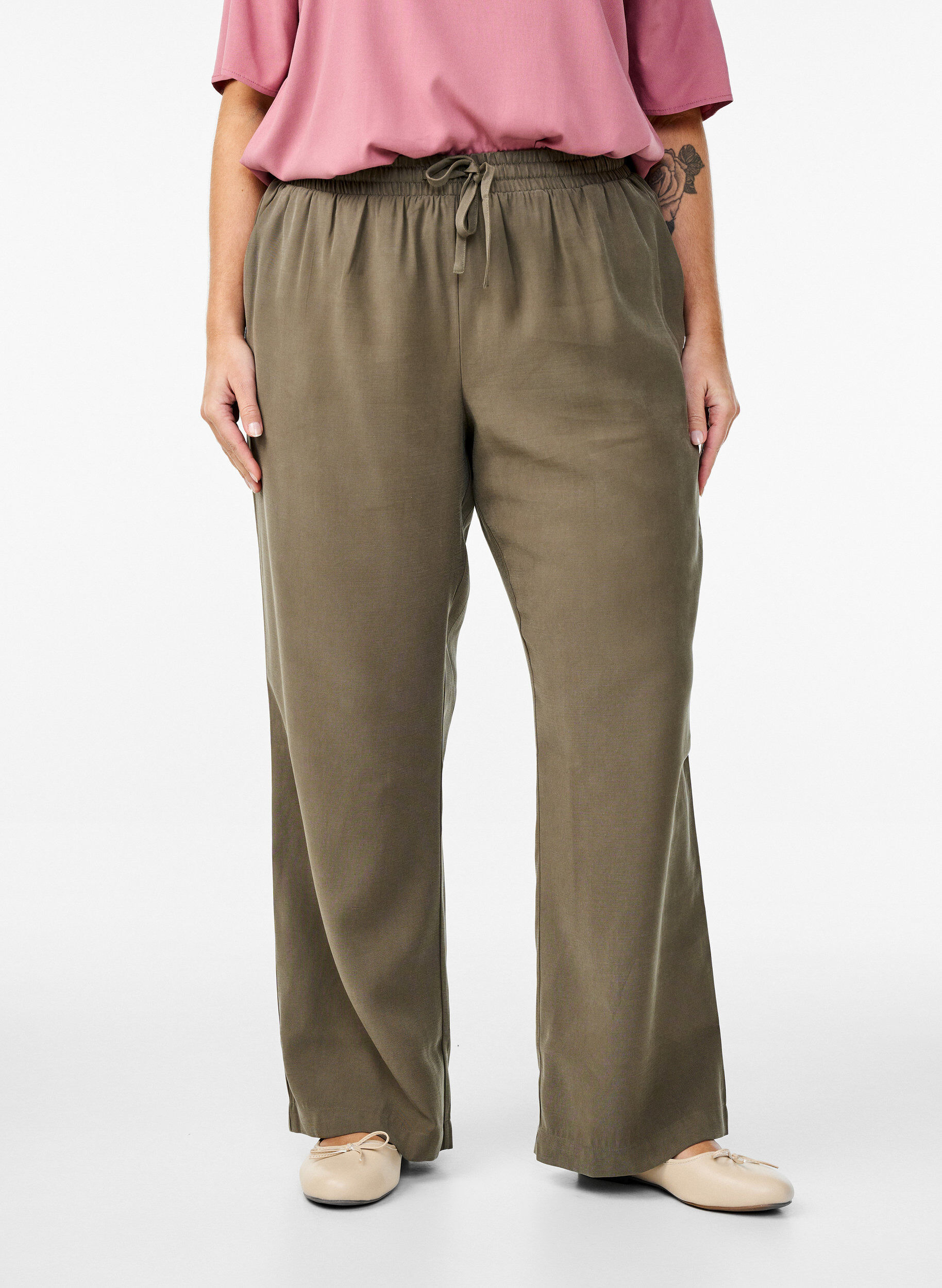 Zizzi FLASH - Pantalon en viscose avec ceinture &eacute;lastique, Vert, Model image number 2