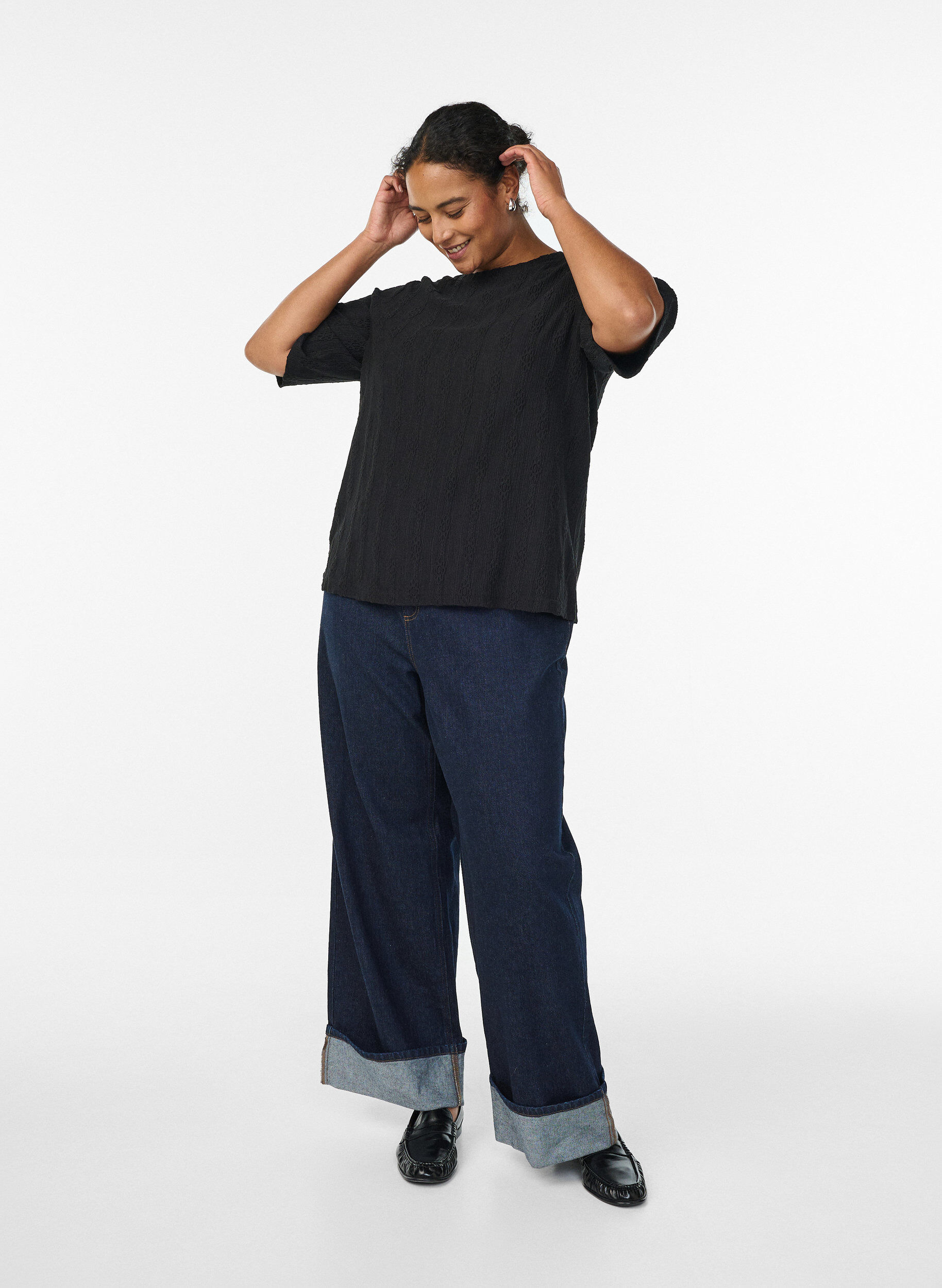 Zizzi Blouse &agrave; motif textur&eacute; et manches courtes, Noir, Model image number 1