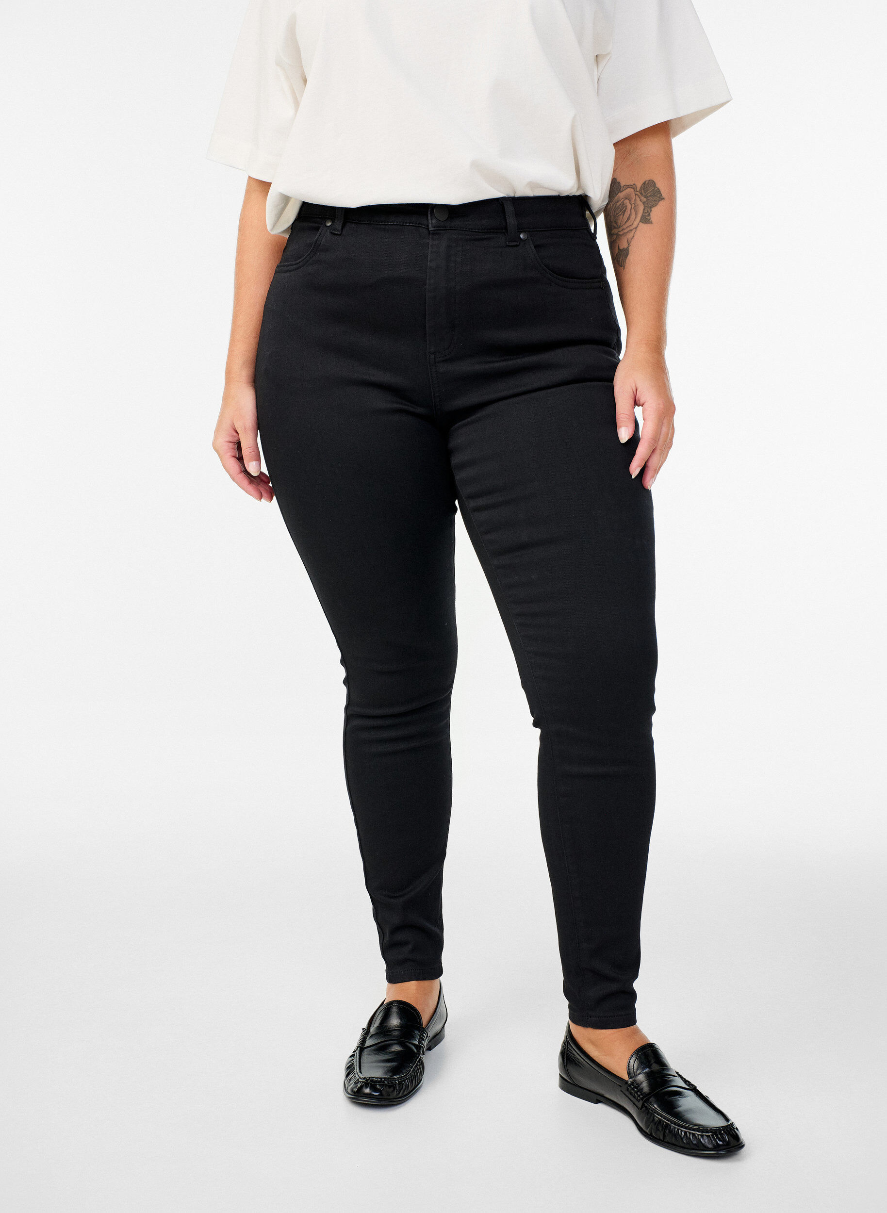 Zizzi Hoch taillierte super Slim Amy Jeans, Schwarz, Model image number 2
