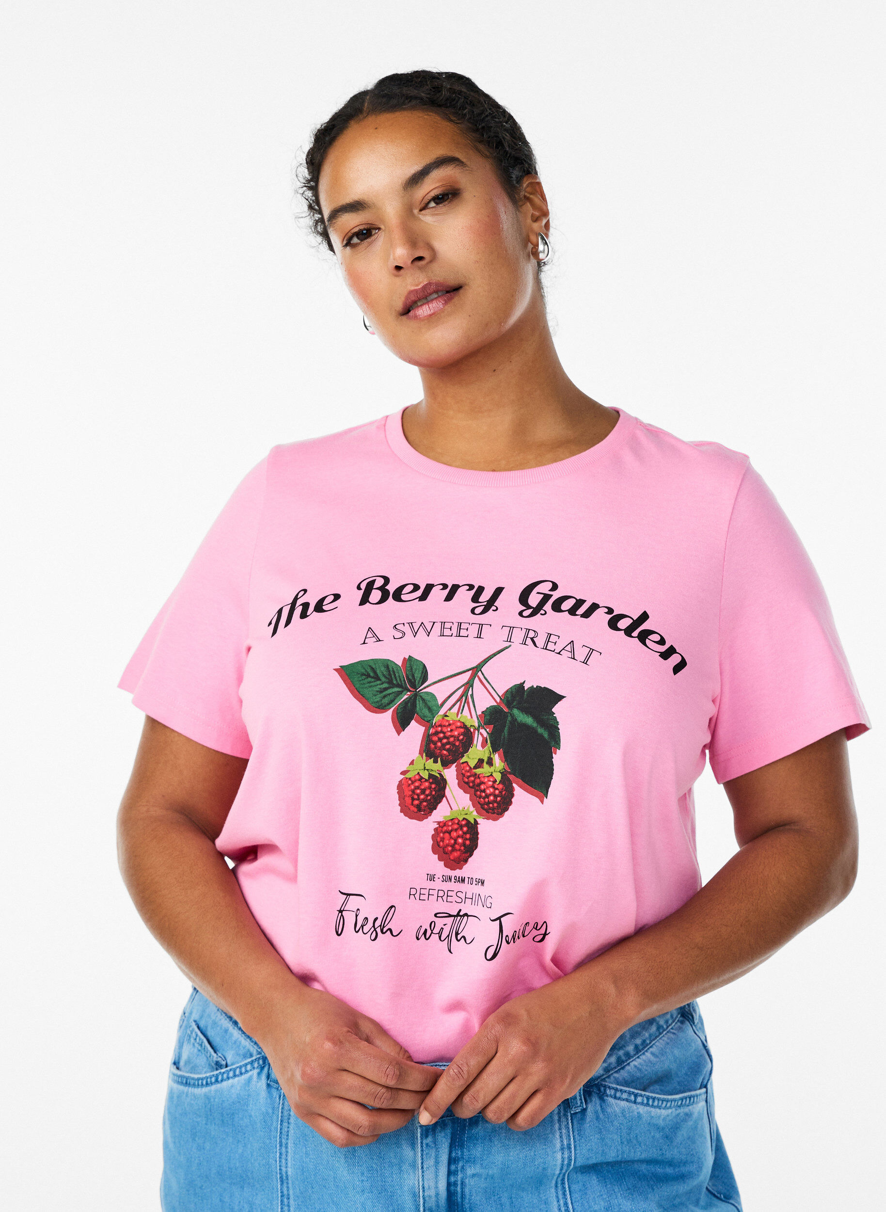 Zizzi T-Shirt aus Baumwolle mit Fr&uuml;chte-Print und Text, Pink, Model image number 0
