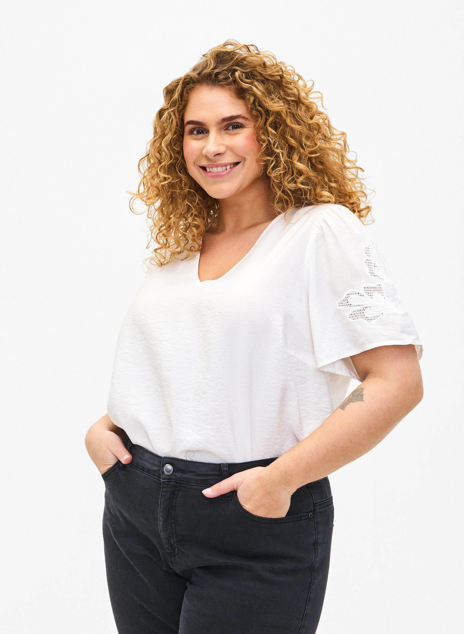 Zizzi  Kurzarm-Bluse aus Viskose mit Stickerei, Wei&szlig;, Model image number 0