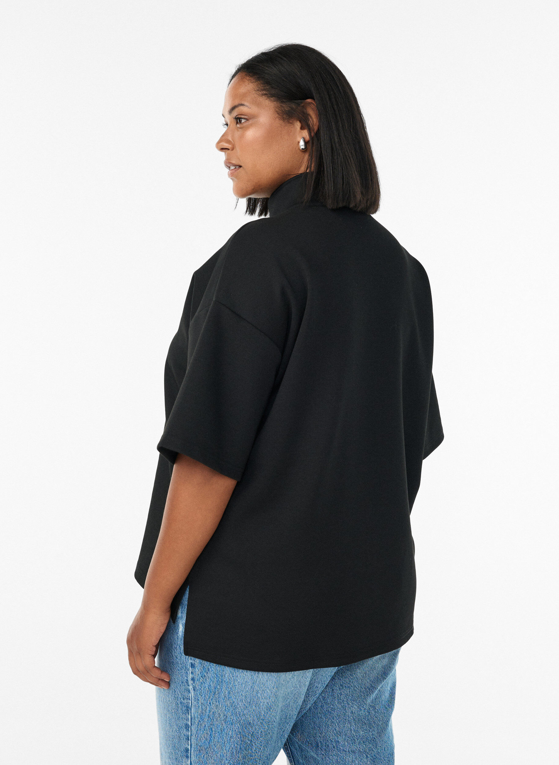 Zizzi Sweatshirt &agrave; manches courtes avec un col montant, Noir, Model image number 2