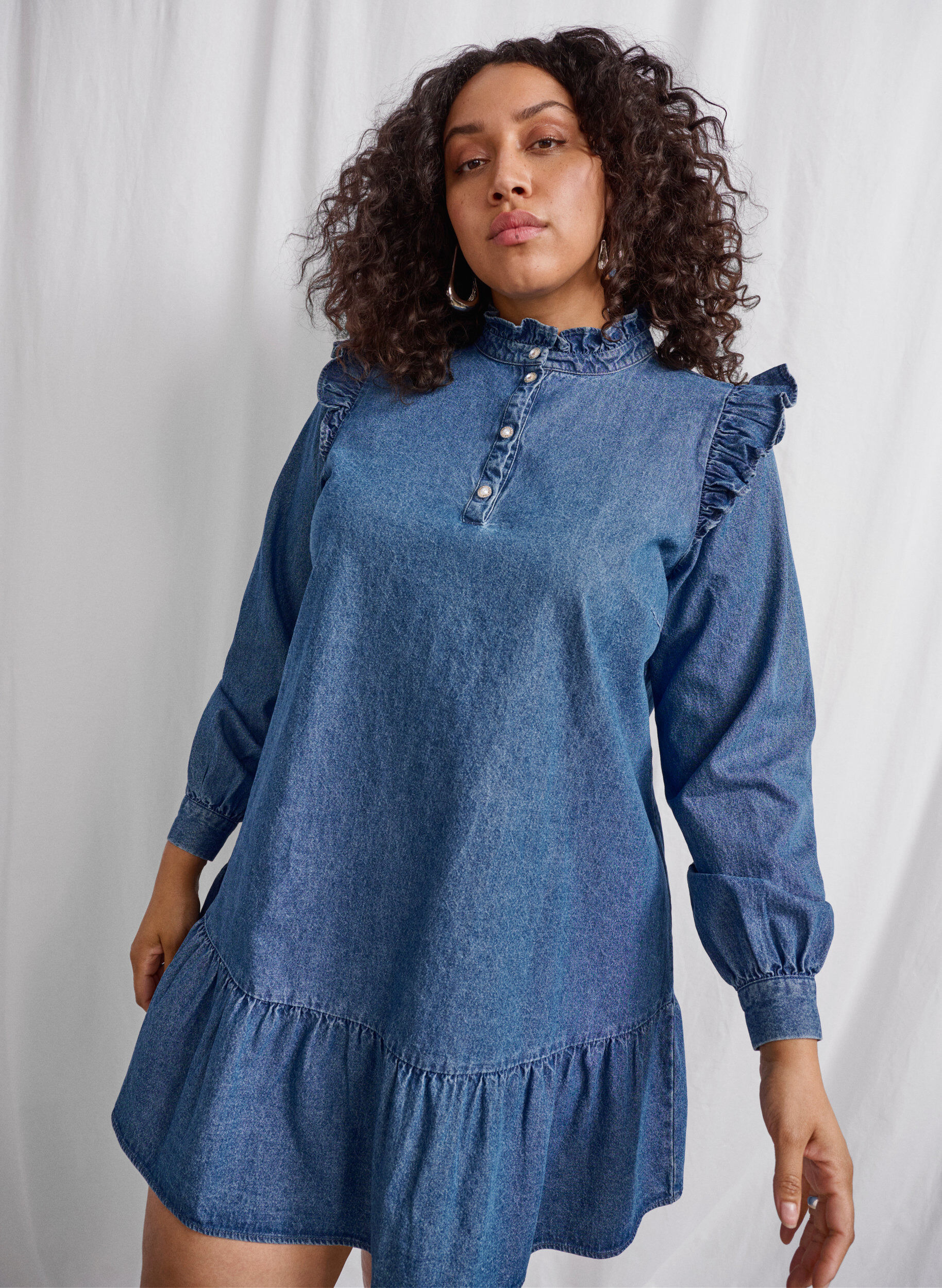 Zizzi Denim-Kleid mit R&uuml;schen und A-Ausschnitt, Blue Denim, Image image number 0