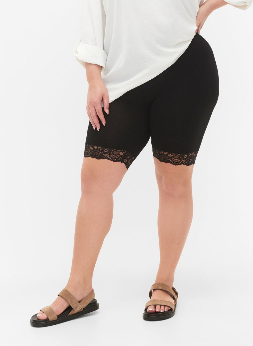 Short de cyclisme avec bordure en dentelle, Noir, Model image number 0