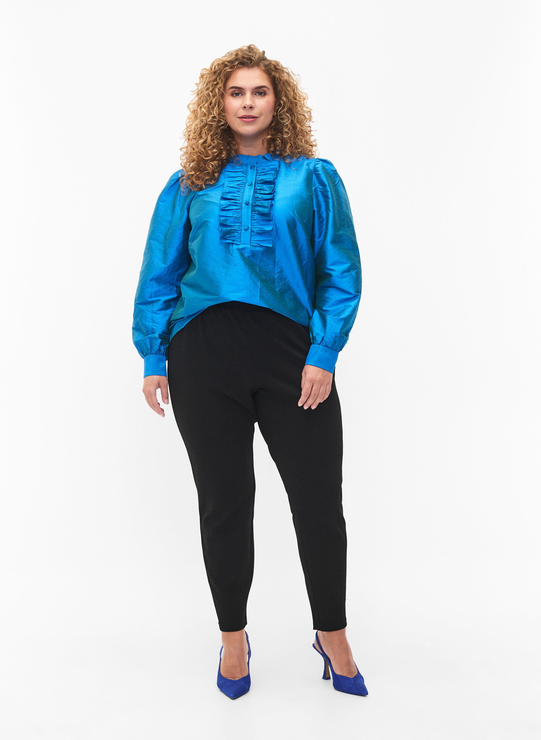 Zizzi Gl&auml;nzende Hemdbluse mit R&uuml;schen, Diva Blue, Model image number 2