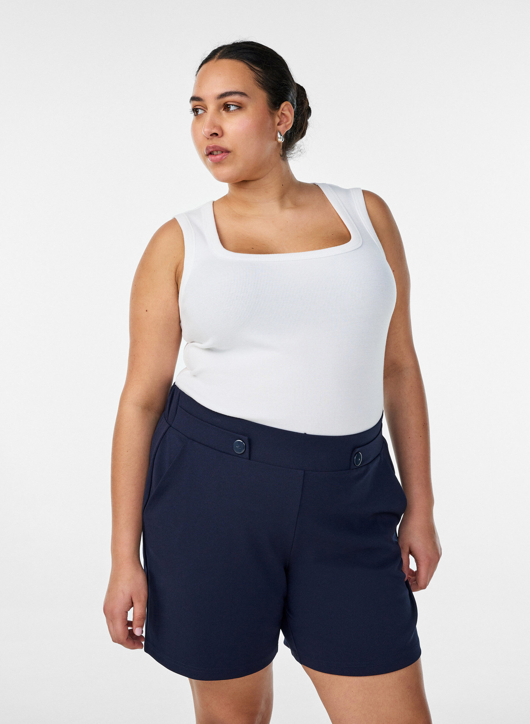 Shorts mit Taschen und lockerer Passform, Blau, Model