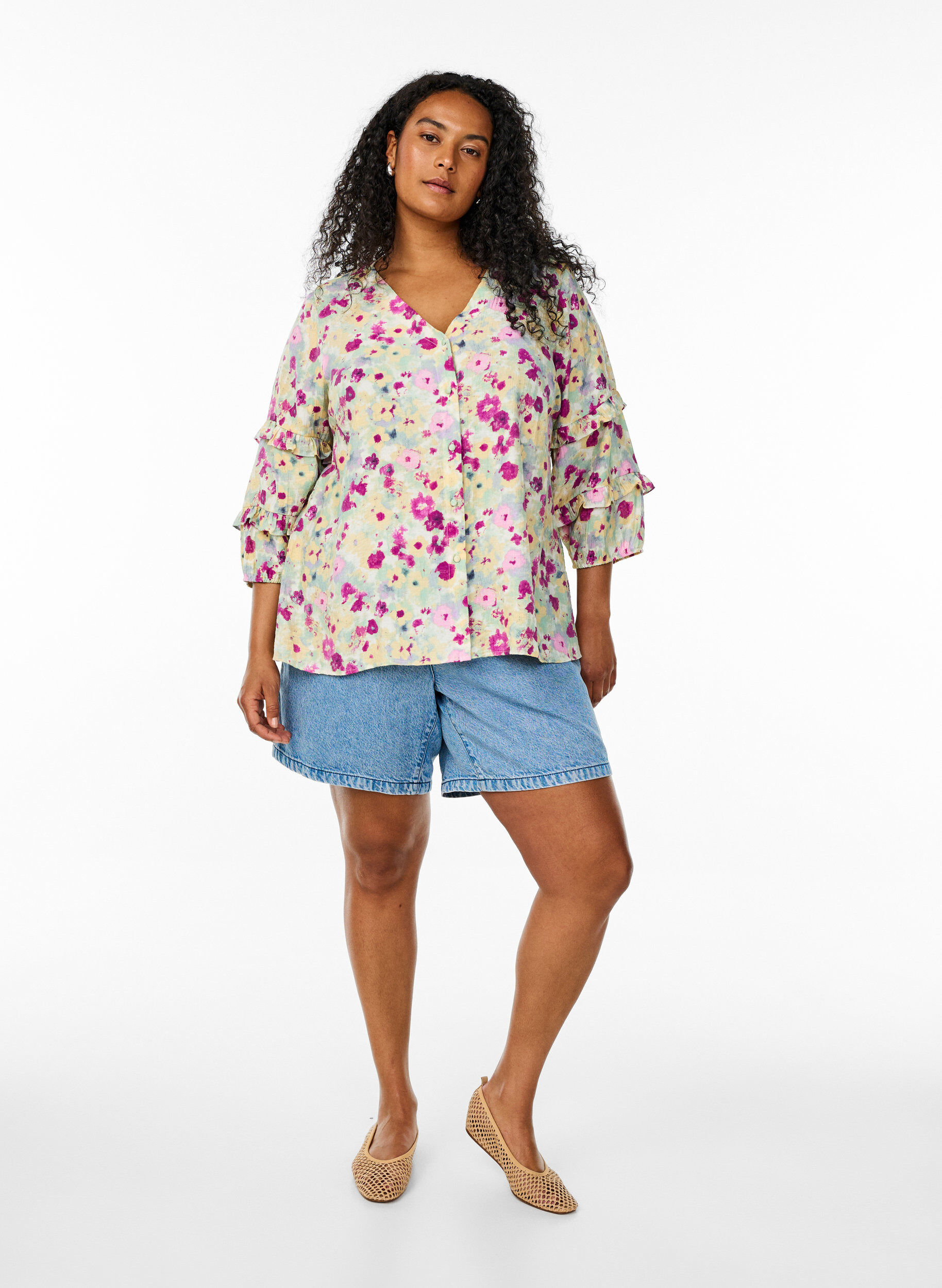 Zizzi Bluse mit R&uuml;schendetails und Blumendruck, Vanille, Model image number 1