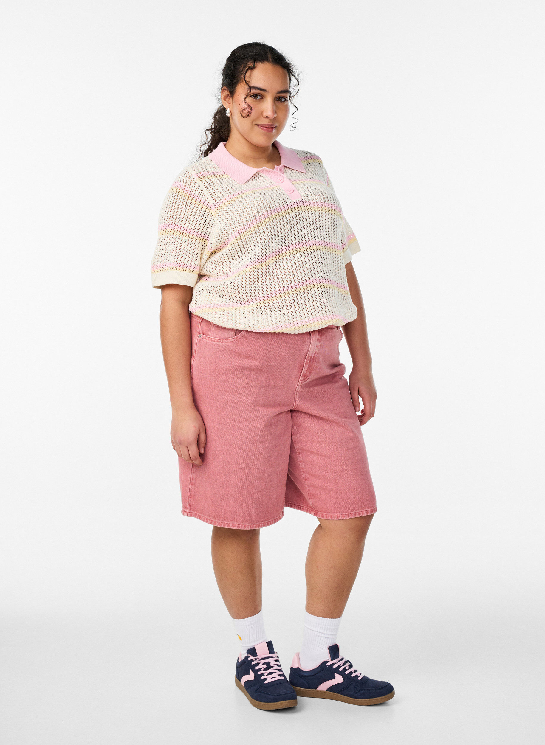 Zizzi Strick-Polo mit Lochstickerei und Streifen, Wei&szlig;, Model image number 1