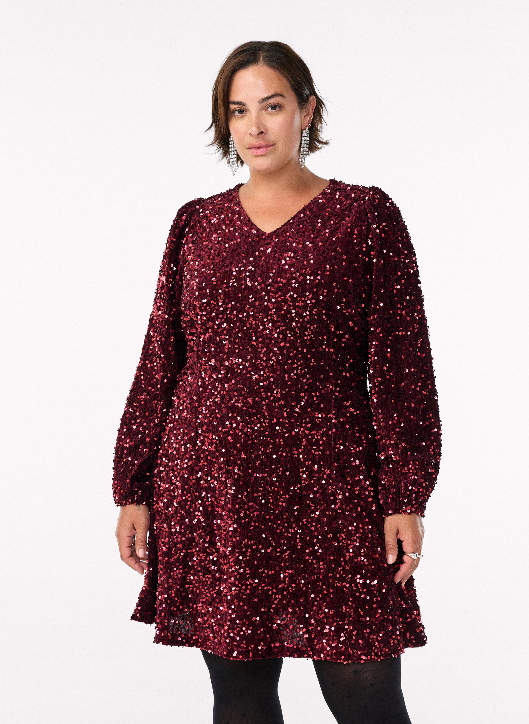 Robe courte &eacute;vas&eacute;e &agrave; sequins, Rouge, Model