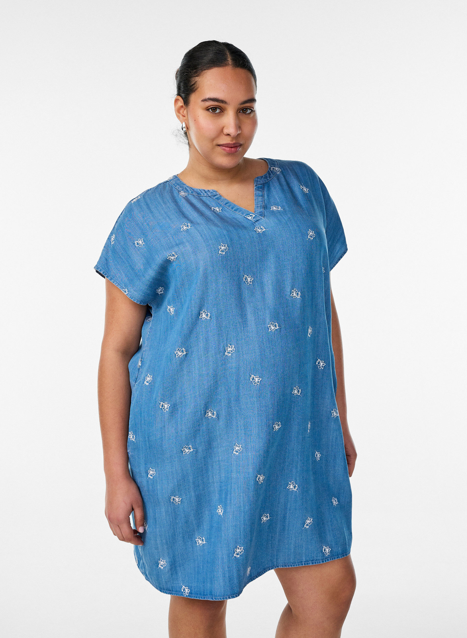 Kleid aus Lyocell mit Denim-Look und bestickten Blumen, Blau, Model