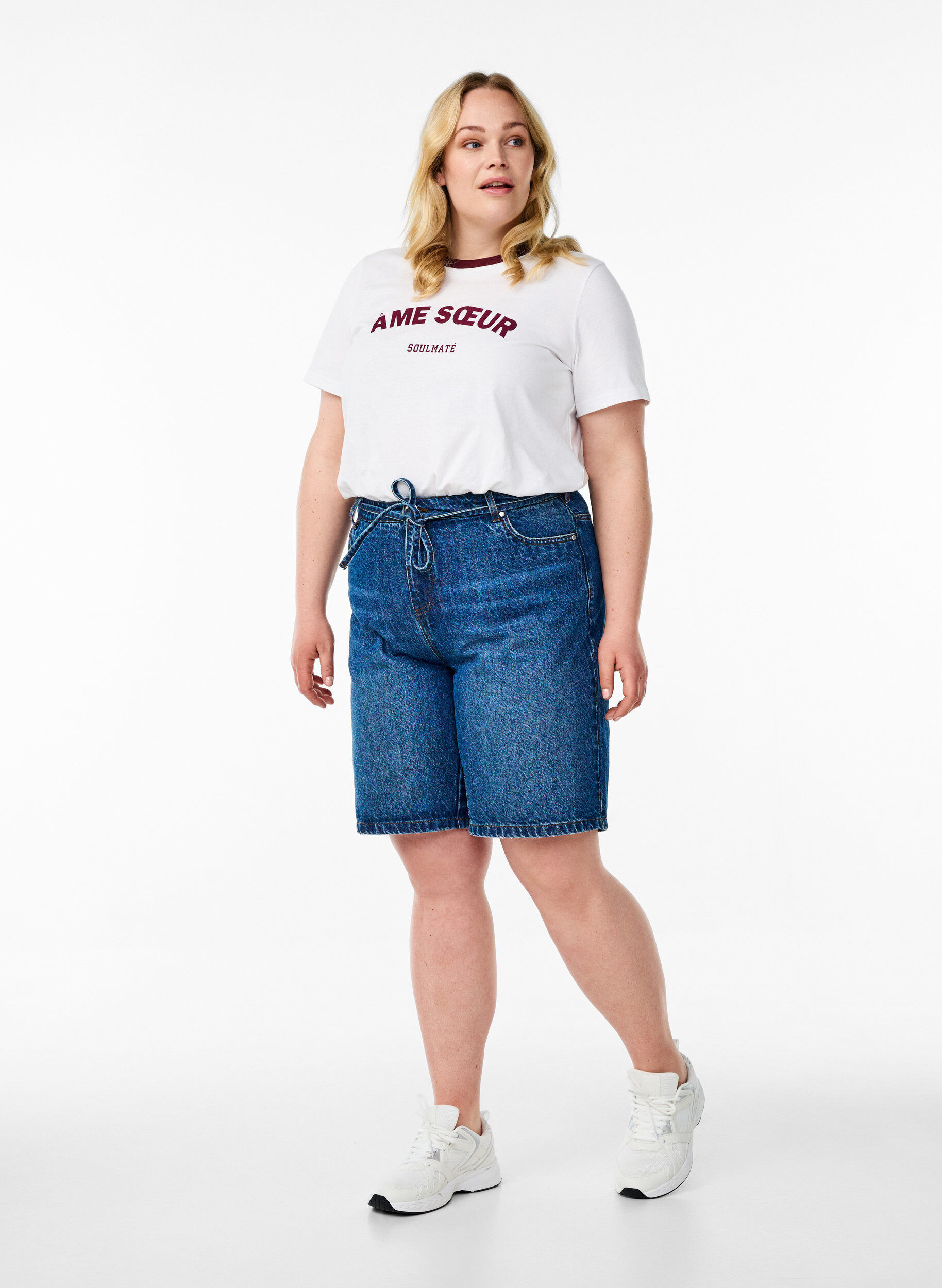 Zizzi T-shirt avec imprim&eacute; de texte et bordure contrast&eacute;e, Blanc, Model image number 1