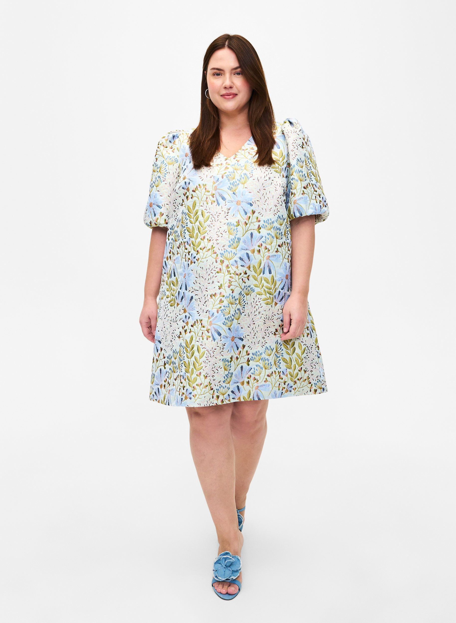 Zizzi Kleid aus Jacquardgewebe mit halblangen &Auml;rmeln, Wild Flower AOP, Model image number 2