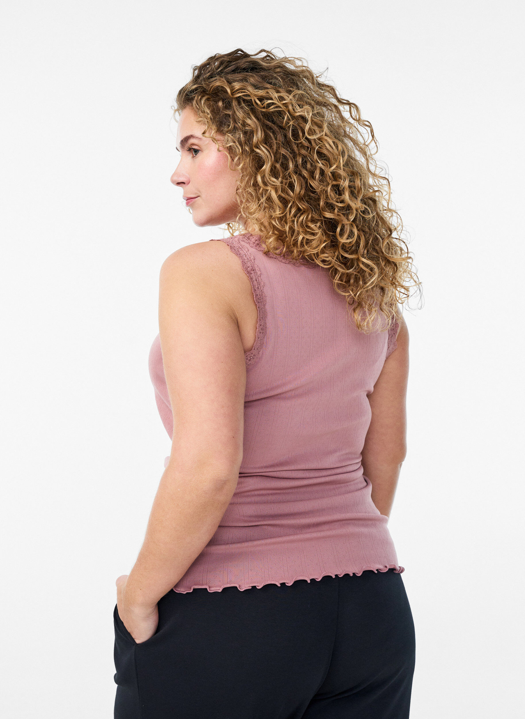 Zizzi D&eacute;bardeur avec bordure en dentelle et broderie &agrave; &oelig;illets, Rose, Model image number 2