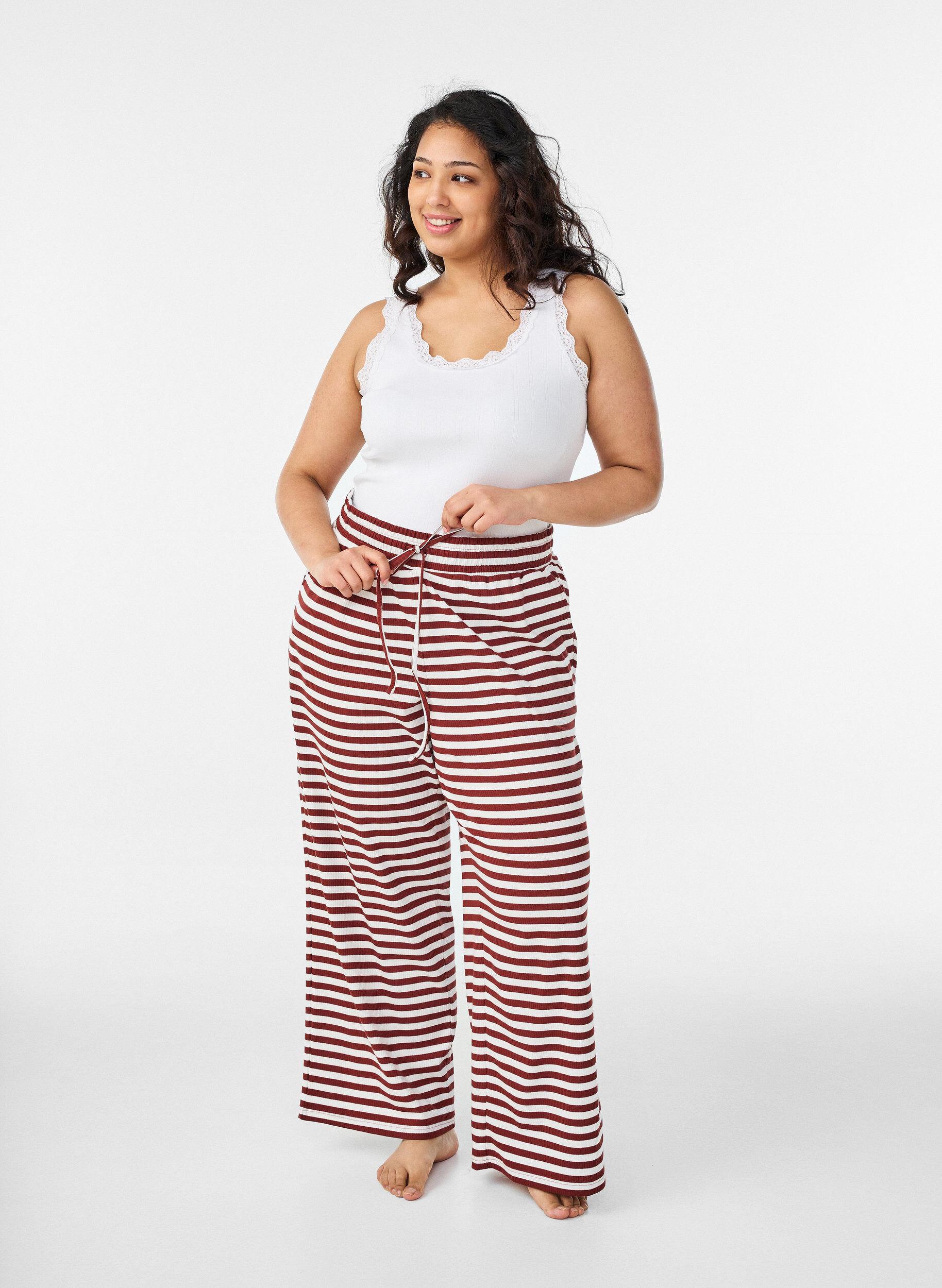 ZizziPantalon de pyjama ray&eacute; &agrave; taille haute et coupe ample, Rouge, Model image number 0