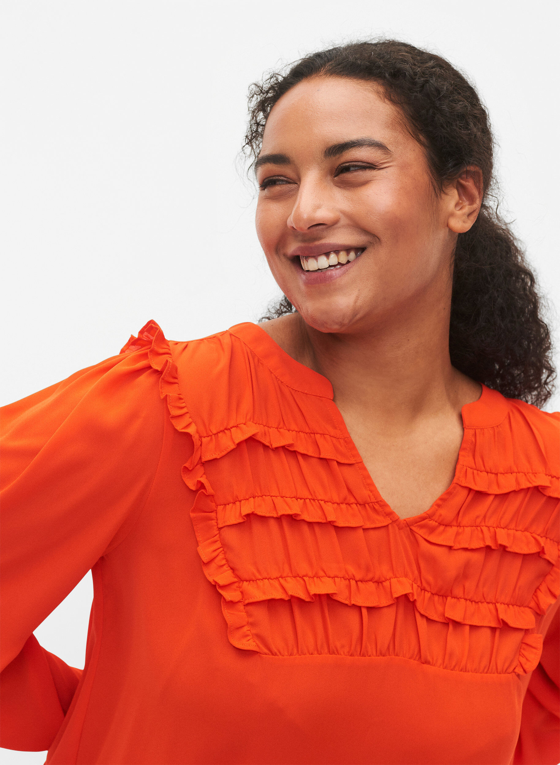 Zizzi Lang&auml;rmlige Bluse mit R&uuml;schendetails, Orange.com, Model image number 2