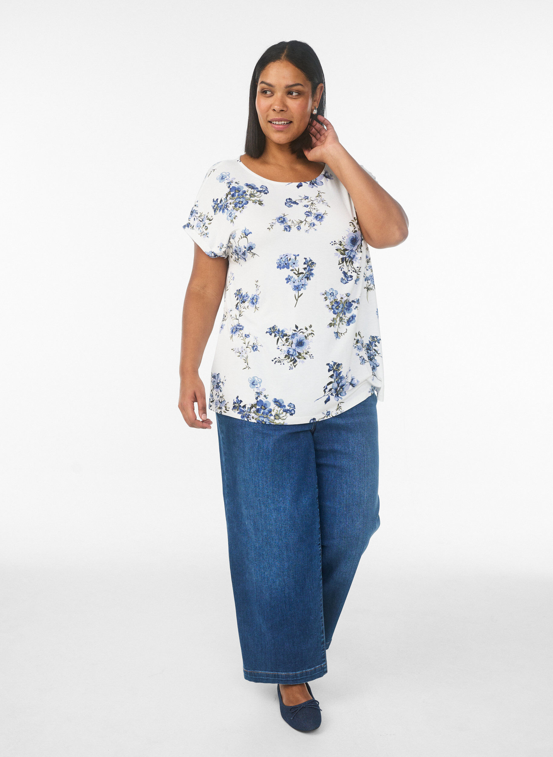 Zizzi T-Shirt mit Blumenprint, Vanille, Model image number 1