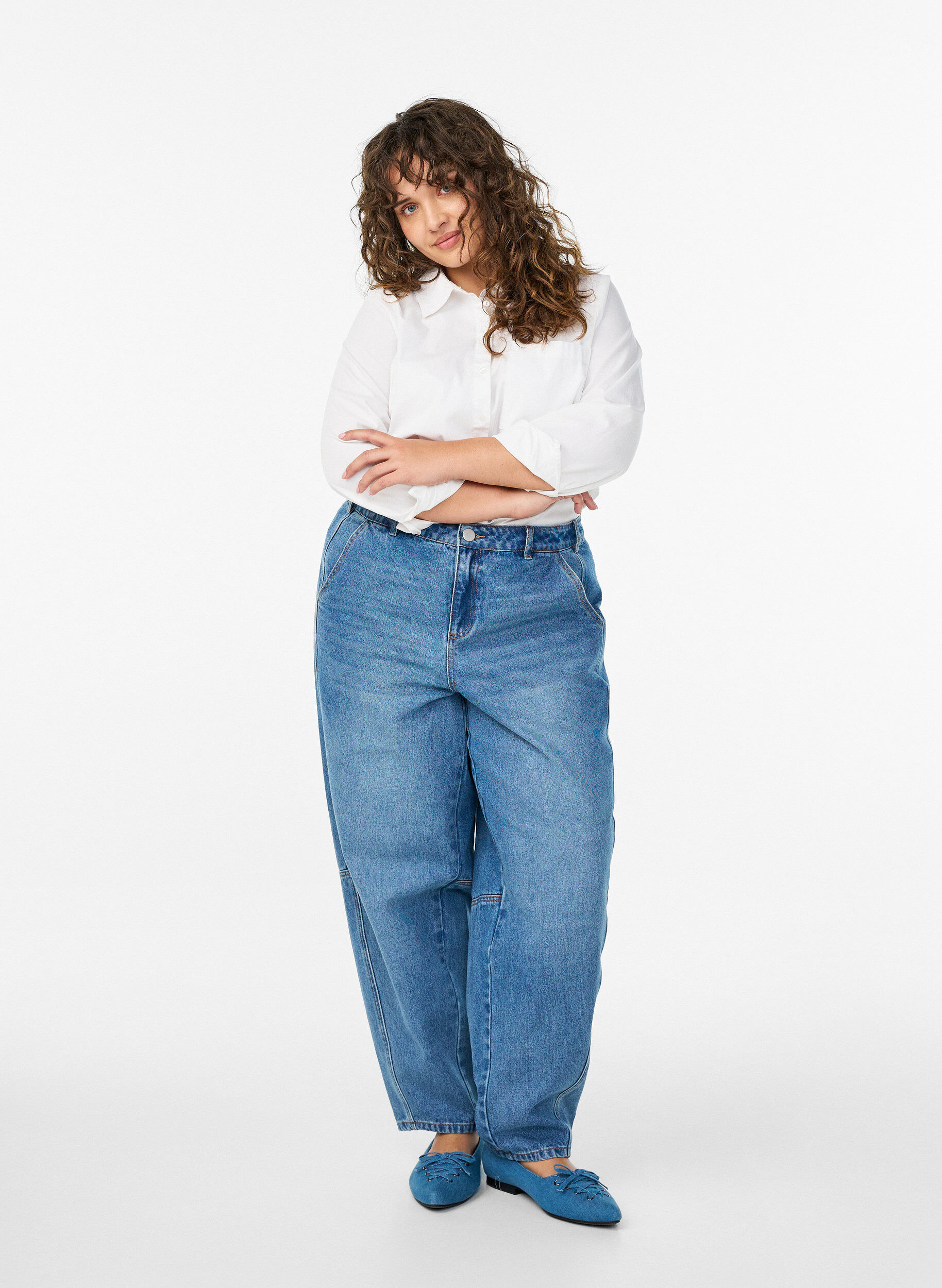 Hoch taillierte Barrel-Jeans, Blau, Model