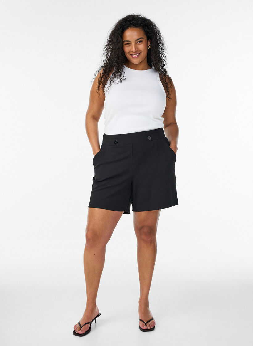 Short avec poches et coupe ample, Noir, Model image number 1