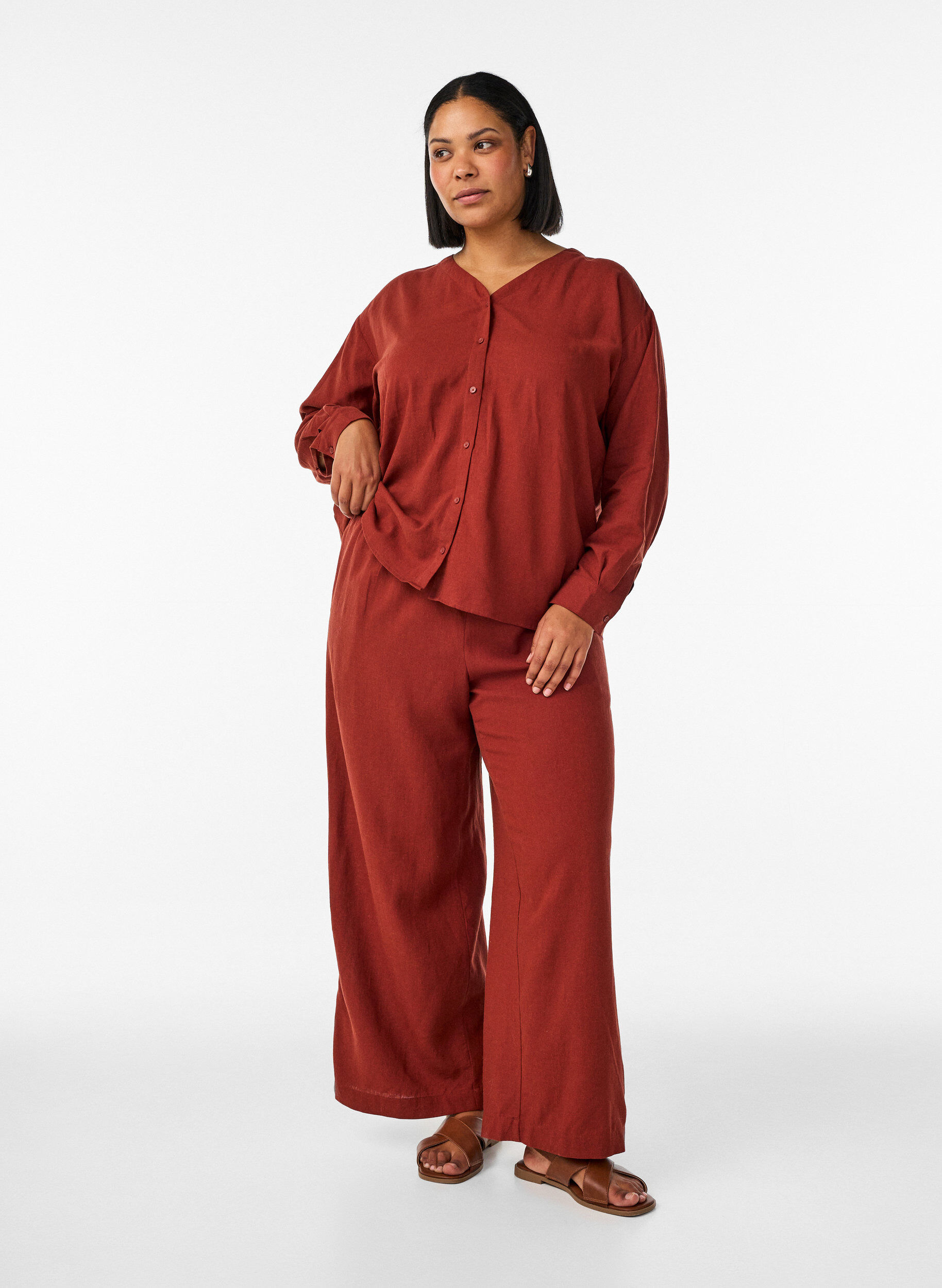 Zizzi Bluse aus Leinen und Viskose mit V-Ausschnitt, Rot, Model image number 1