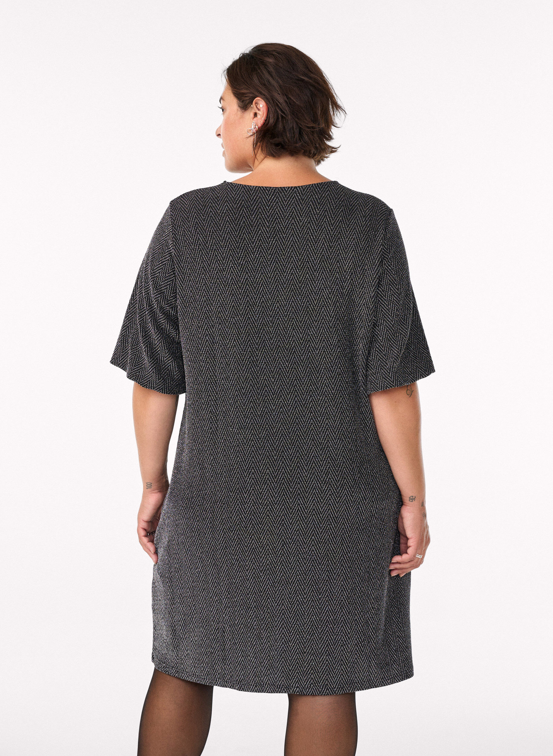 Zizzi Kurzes Kleid mit Glitzermuster, Schwarz, Model image number 2