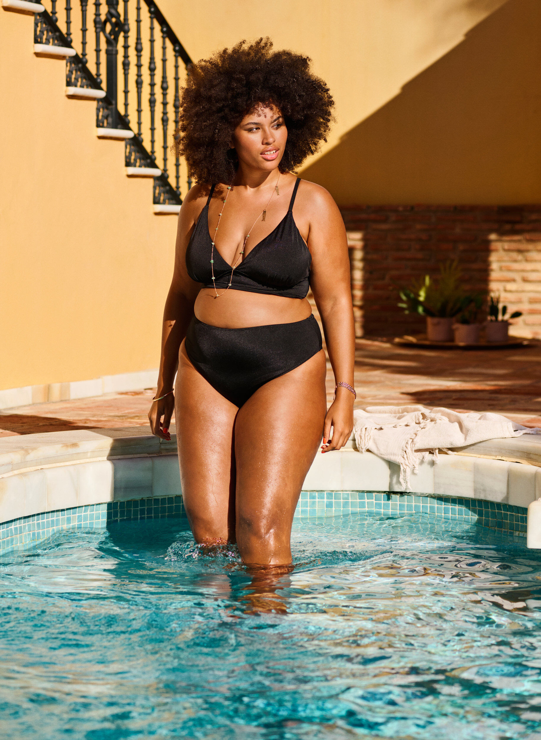 Zizzi Bas de bikini de couleur unie avec taille r&eacute;guli&egrave;re, Noir, Image image number 0