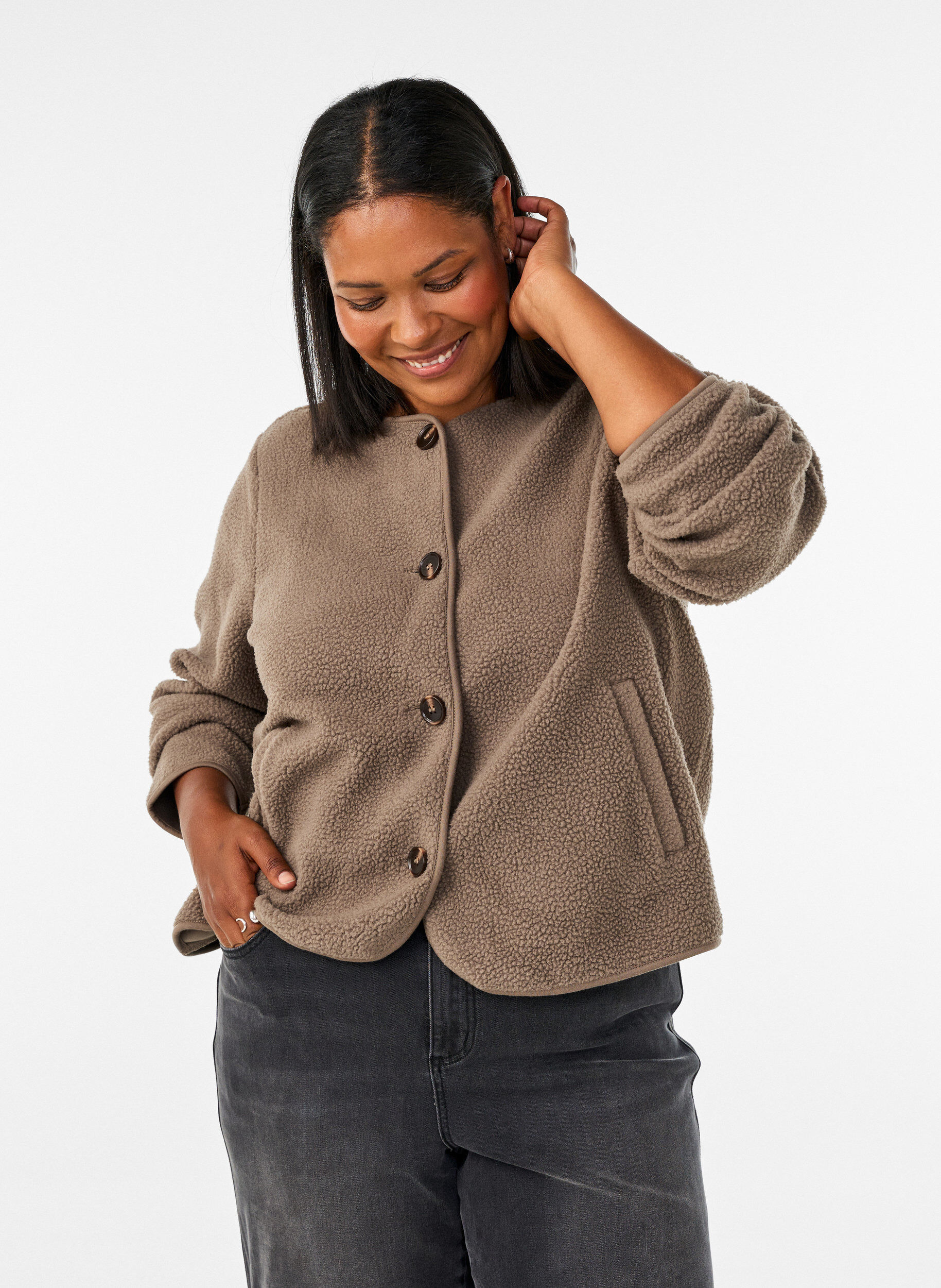 Teddyjacke mit Rundhalsausschnitt und Kn&ouml;pfen, Braun, Model
