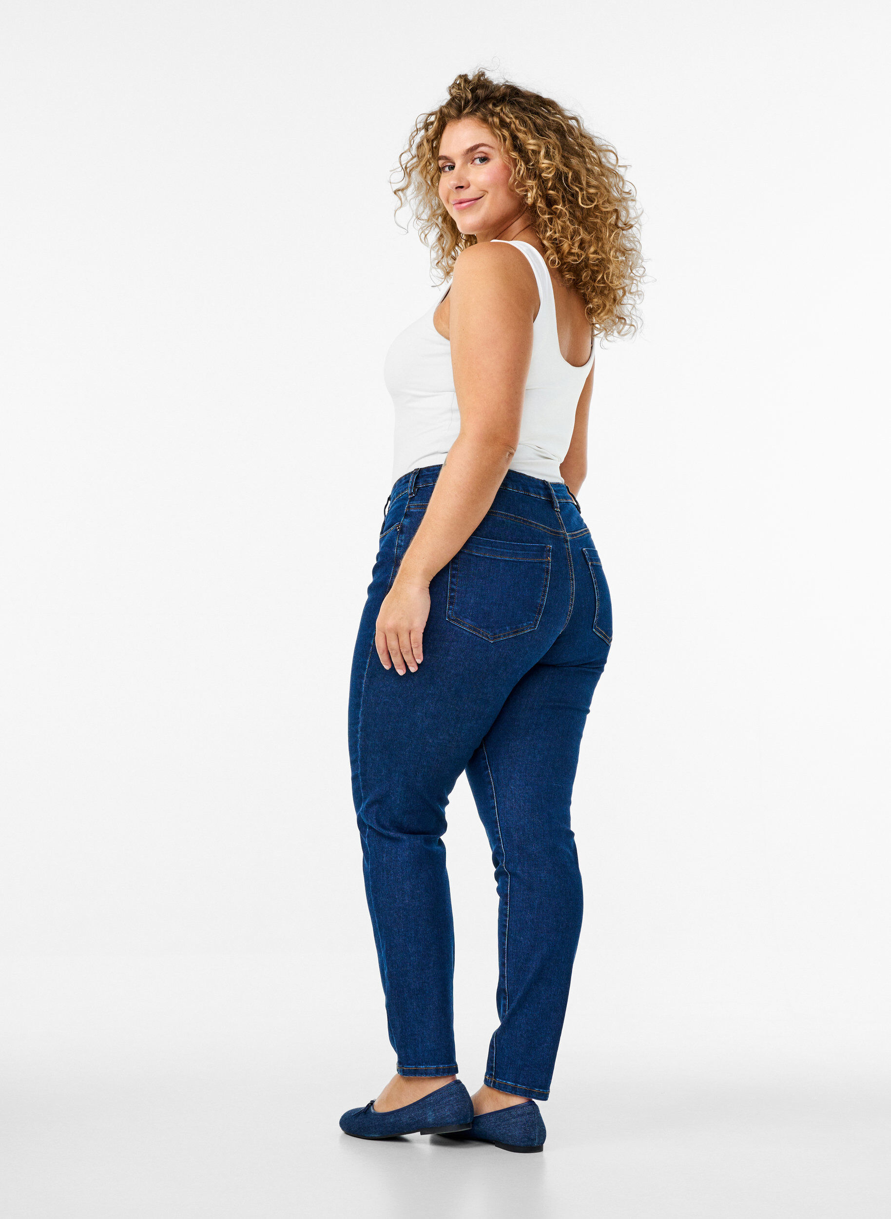 Zizzi Slim Fit Emily Jeans mit normaler Taille, Blau, Model image number 1