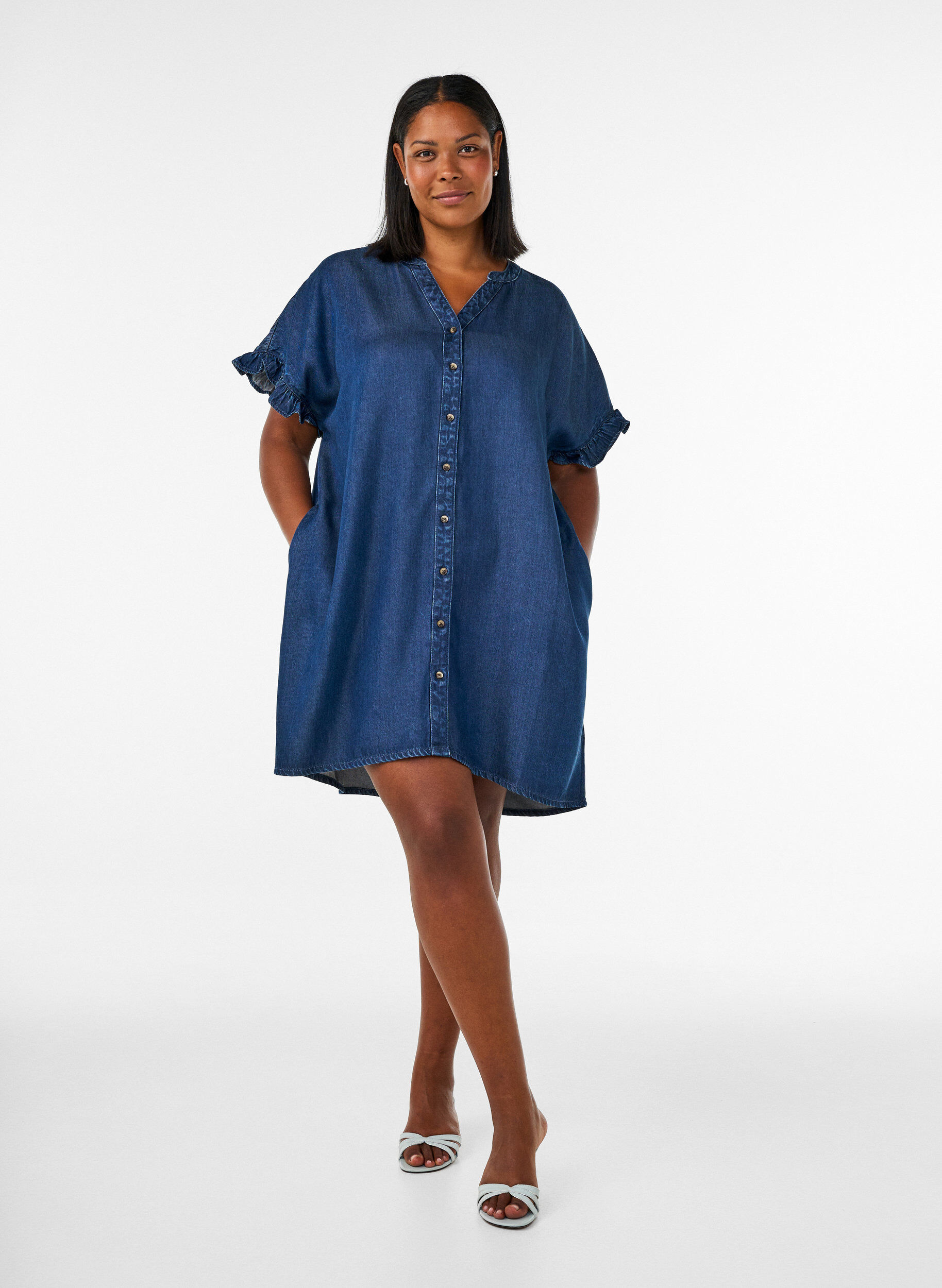 ZizziRobe aspect denim avec fermeture boutonn&eacute;e et manches &agrave; volants, Bleu, Model image number 1