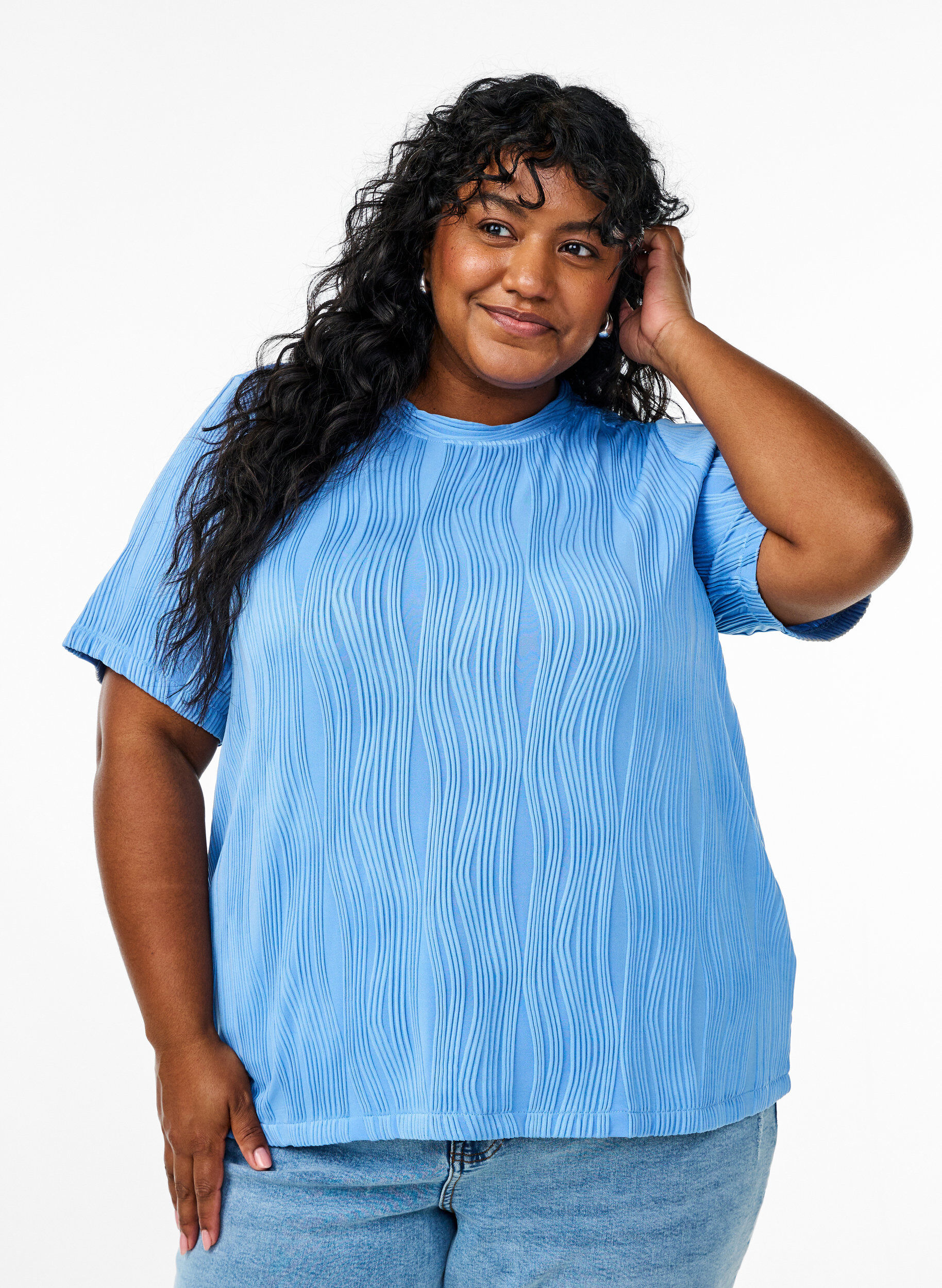 Bluse mit kurzen &Auml;rmeln und einer welligen Struktur, Blau, Model
