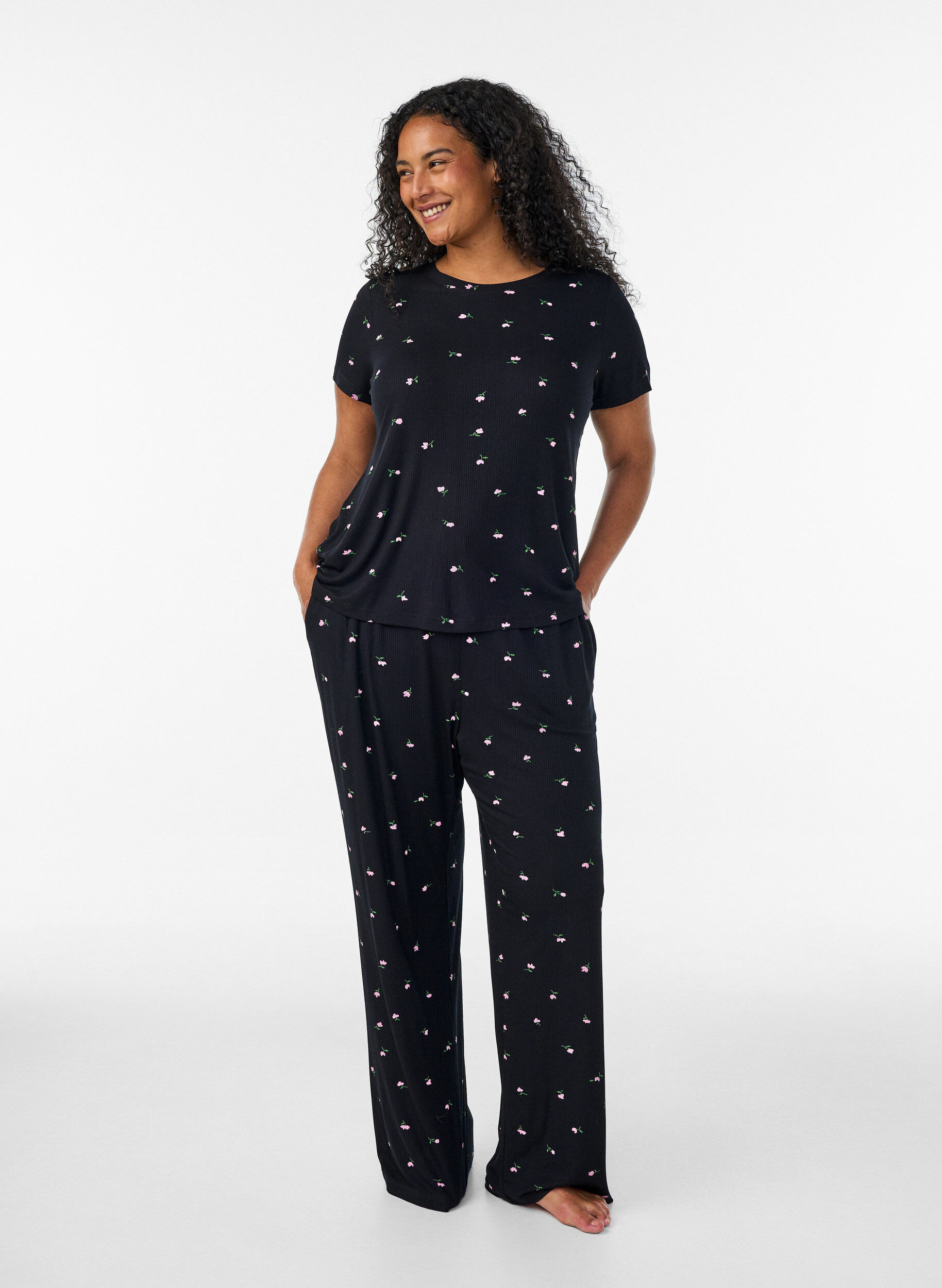 ZizziHaut de pyjama &agrave; imprim&eacute; floral et texture c&ocirc;tel&eacute;e, Noir, Model image number 1