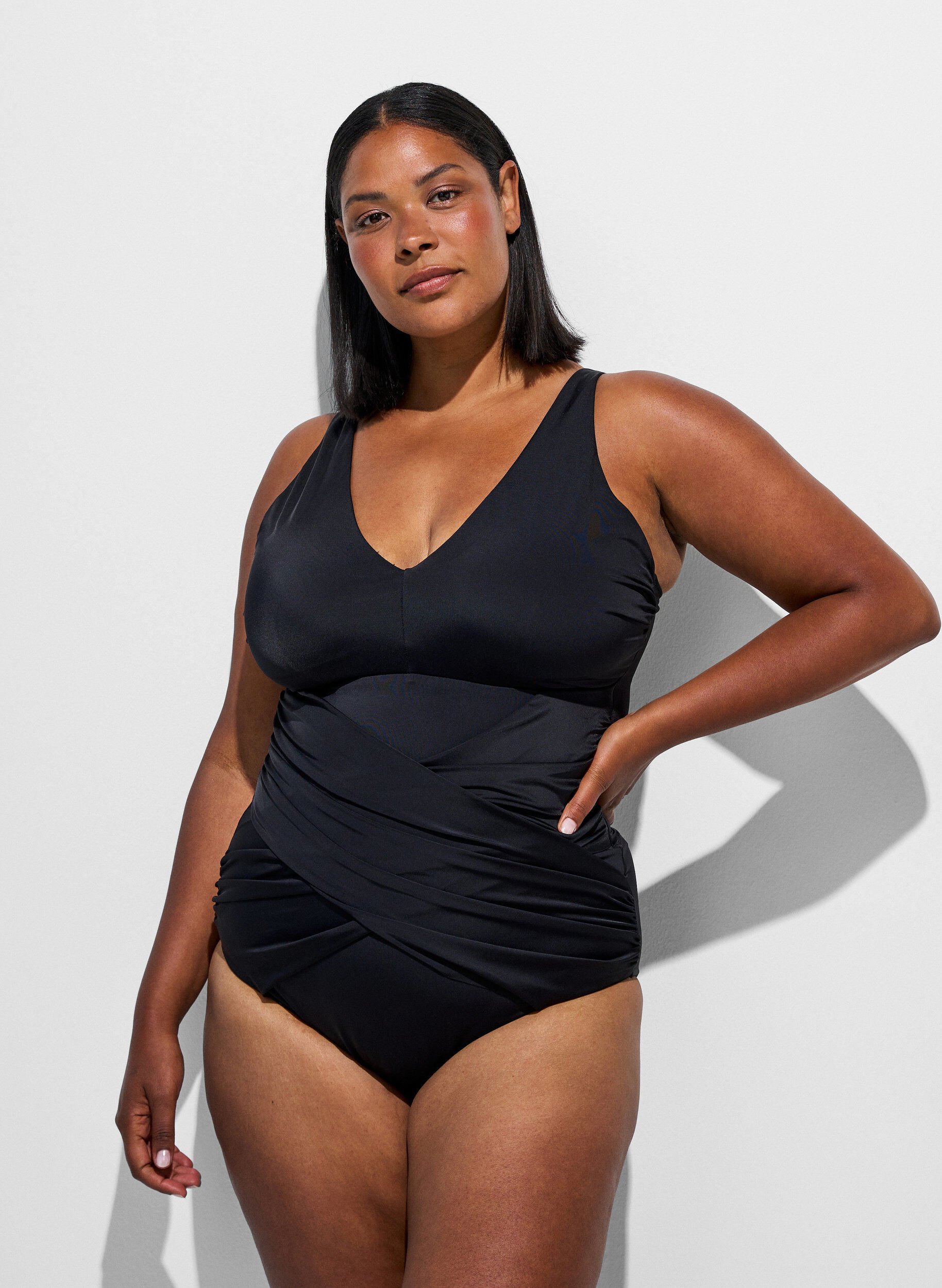 Badeanzug mit gekreuztem Raffungselement, Schwarz, Model