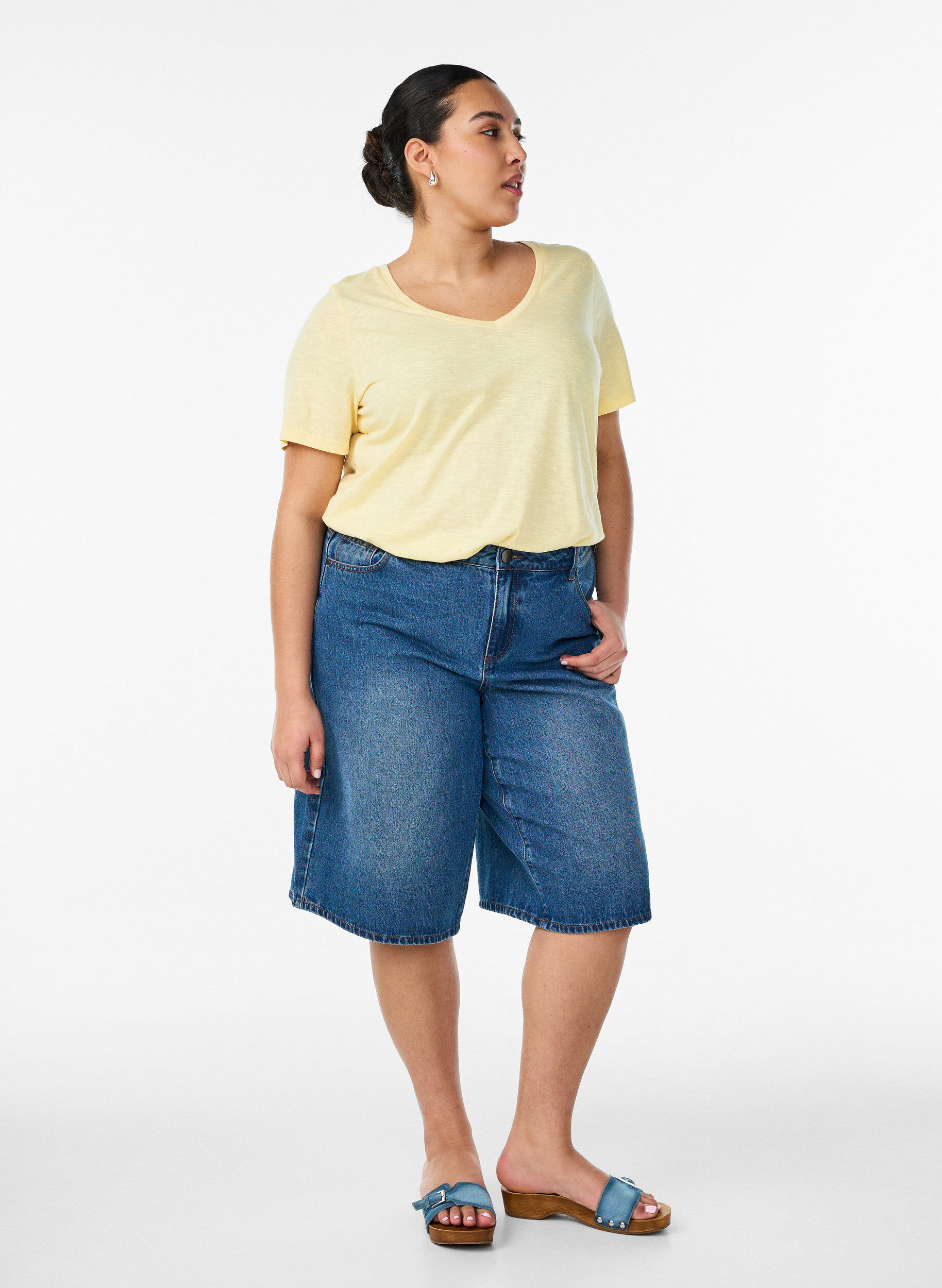 Zizzi T-shirt basique &agrave; manches courtes et col en V, Jaune clair, Model image number 1