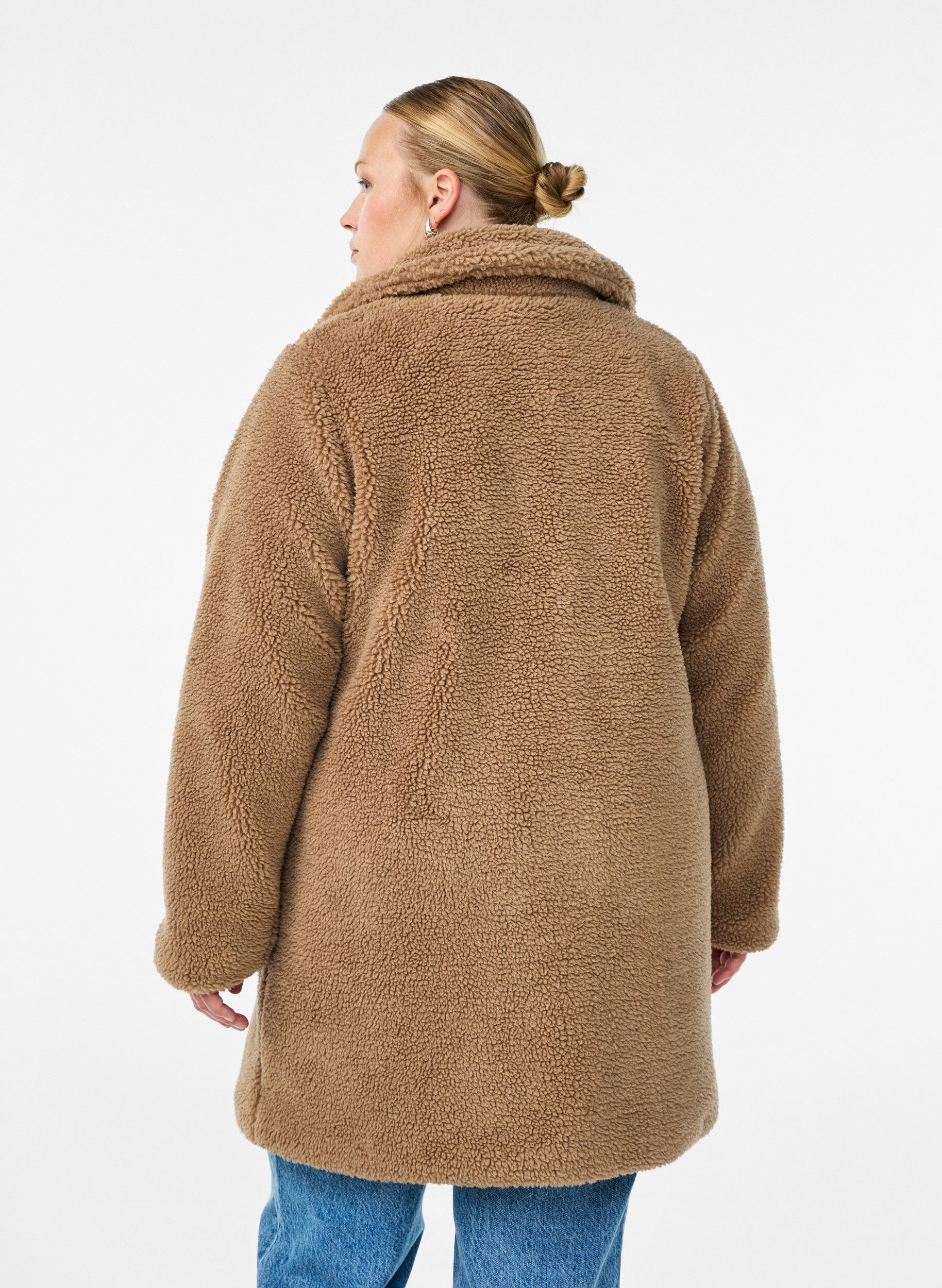 Zizzi Weiche Teddyjacke mit Kn&ouml;pfen und Kragen, Braun, Model image number 2